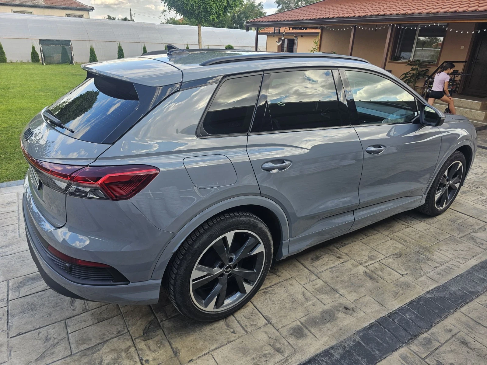 Audi E-Tron Q4, снимка 10 - Автомобили и джипове - 55698056