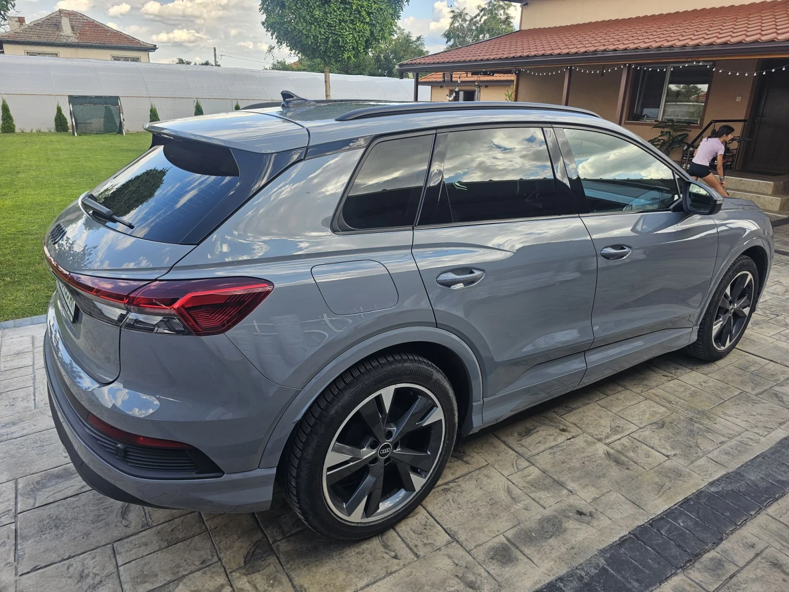 Audi E-Tron Q4, снимка 8 - Автомобили и джипове - 55698056