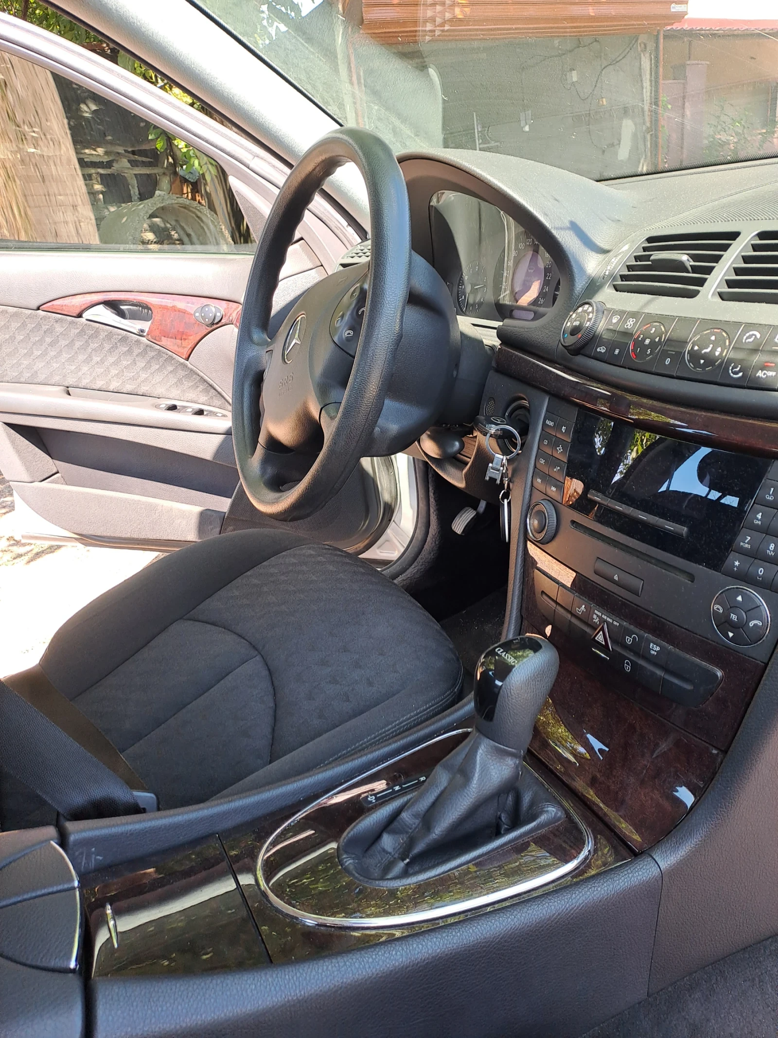 Mercedes-Benz E 220, снимка 6 - Автомобили и джипове - 56188575