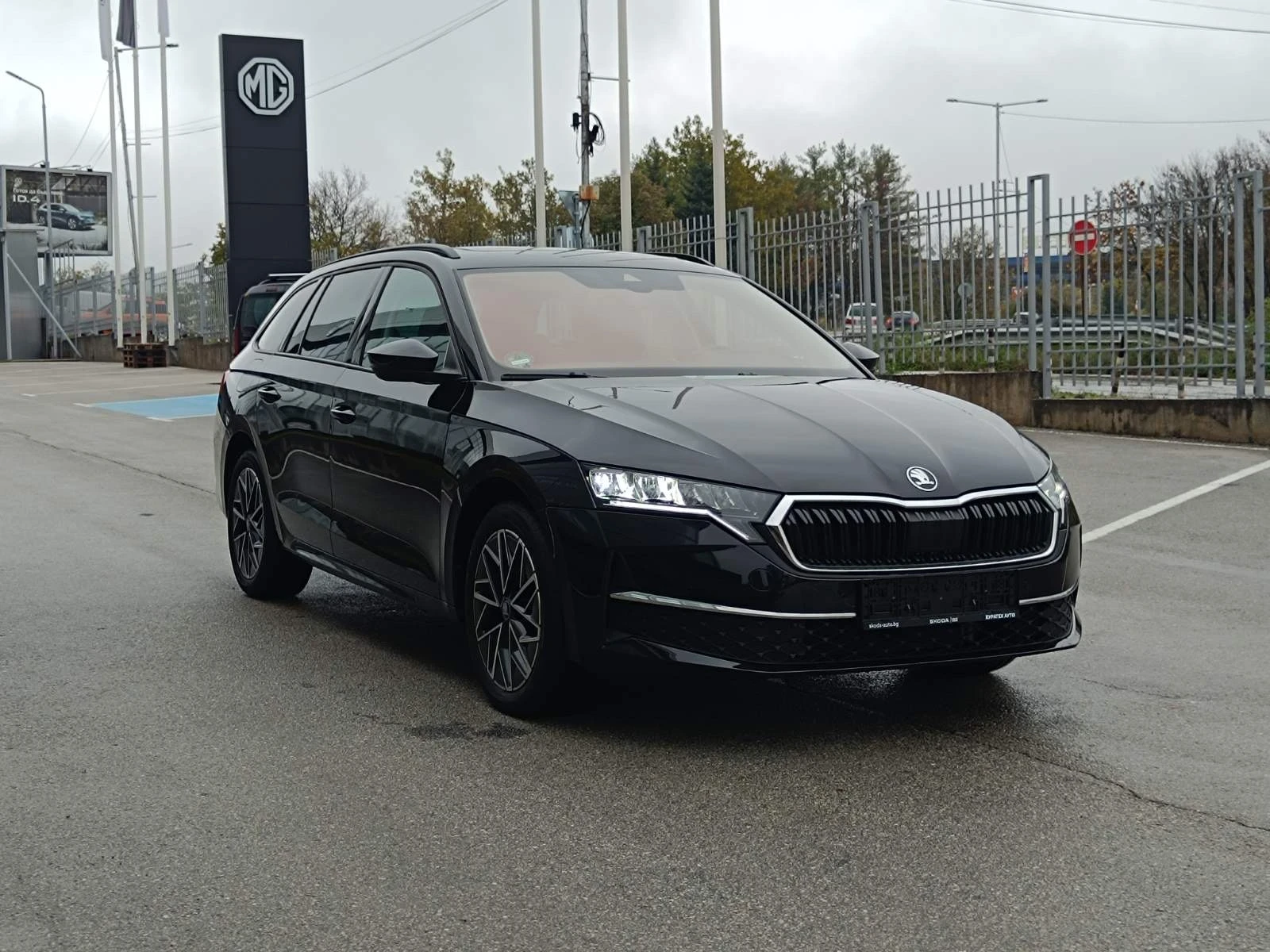 Skoda Octavia Combi Tour 2.0 TDI DSG, снимка 3 - Автомобили и джипове - 56734239
