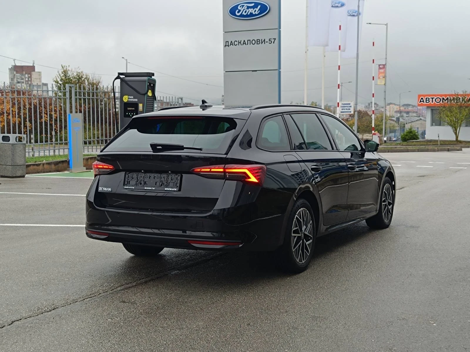 Skoda Octavia Combi Tour 2.0 TDI DSG, снимка 6 - Автомобили и джипове - 56734239