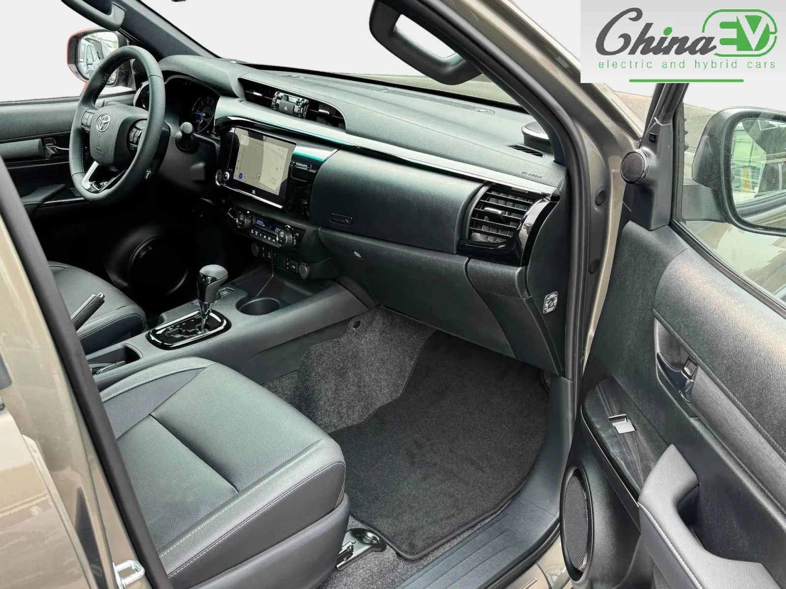 Toyota Hilux INVINCIBLE Double Cab 2.8 D-4D 4x4, снимка 17 - Автомобили и джипове - 54777689