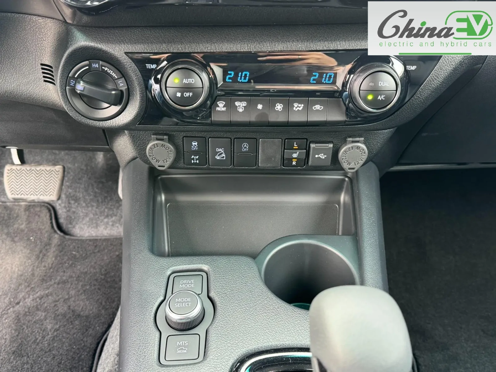 Toyota Hilux INVINCIBLE Double Cab 2.8 D-4D 4x4, снимка 15 - Автомобили и джипове - 54777689