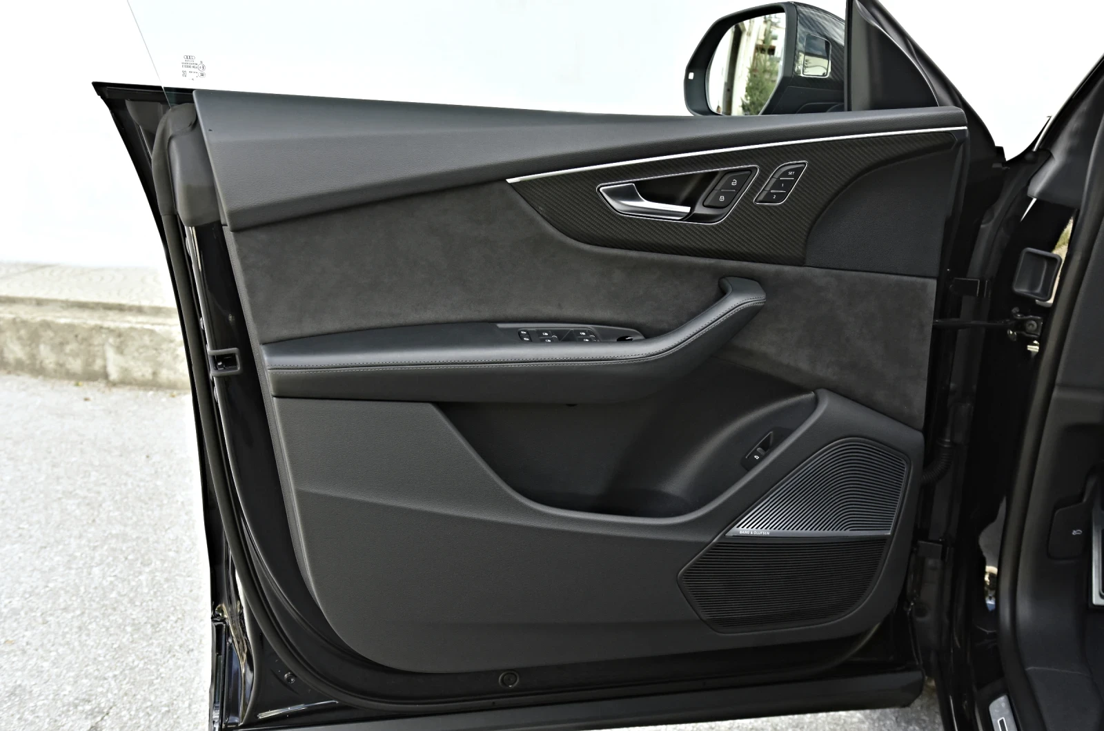 Audi RSQ8 4.0 TFSI V8 B&O-3D 23 RS-SITZE 2xCARBON CERAMIC, снимка 15 - Автомобили и джипове - 55273539