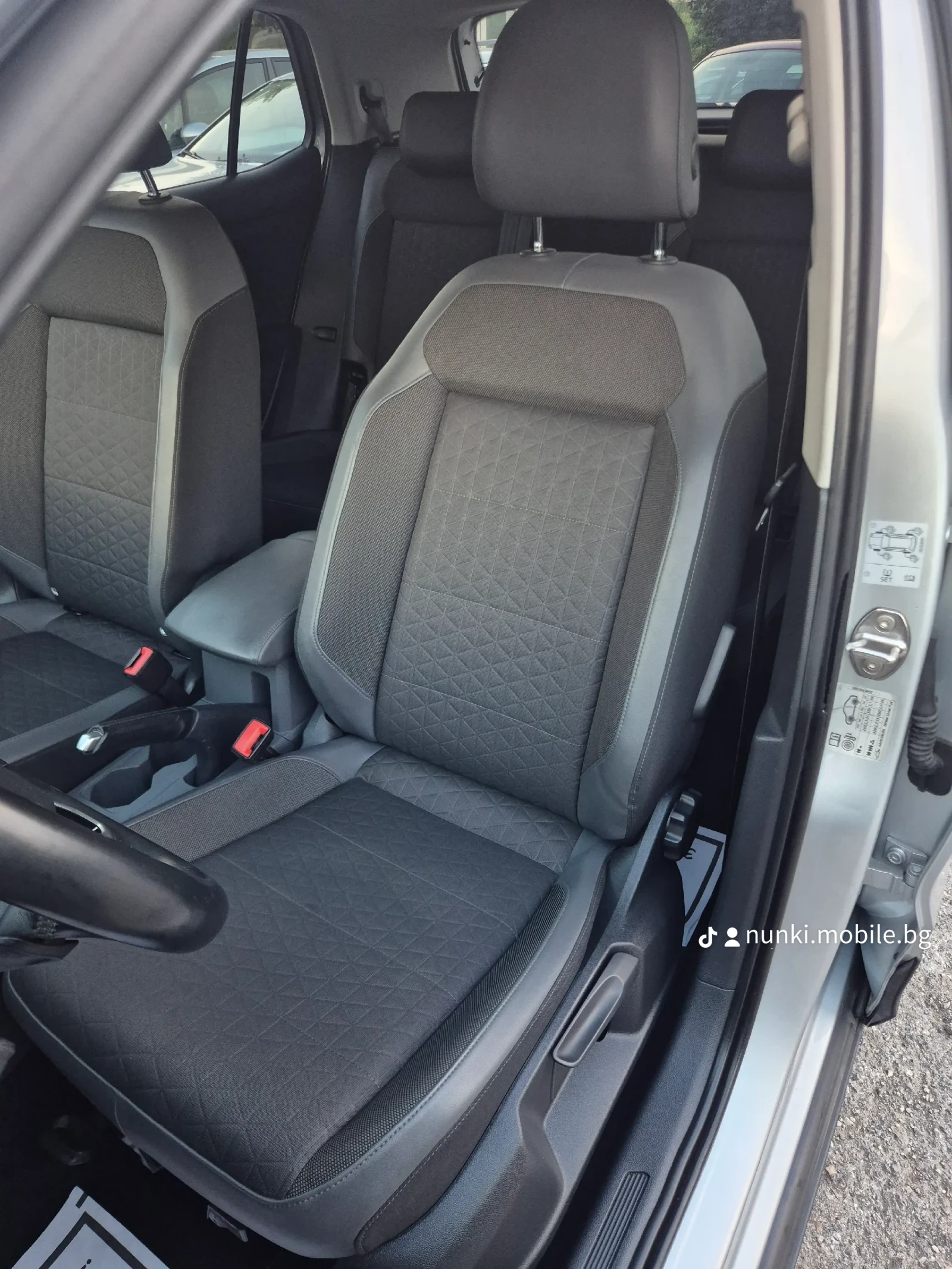 VW T-Cross 1.6TDI* DSG* NAVI* DIGITAL* FULL LED* LANE ASS* DI, снимка 10 - Автомобили и джипове - 55567867