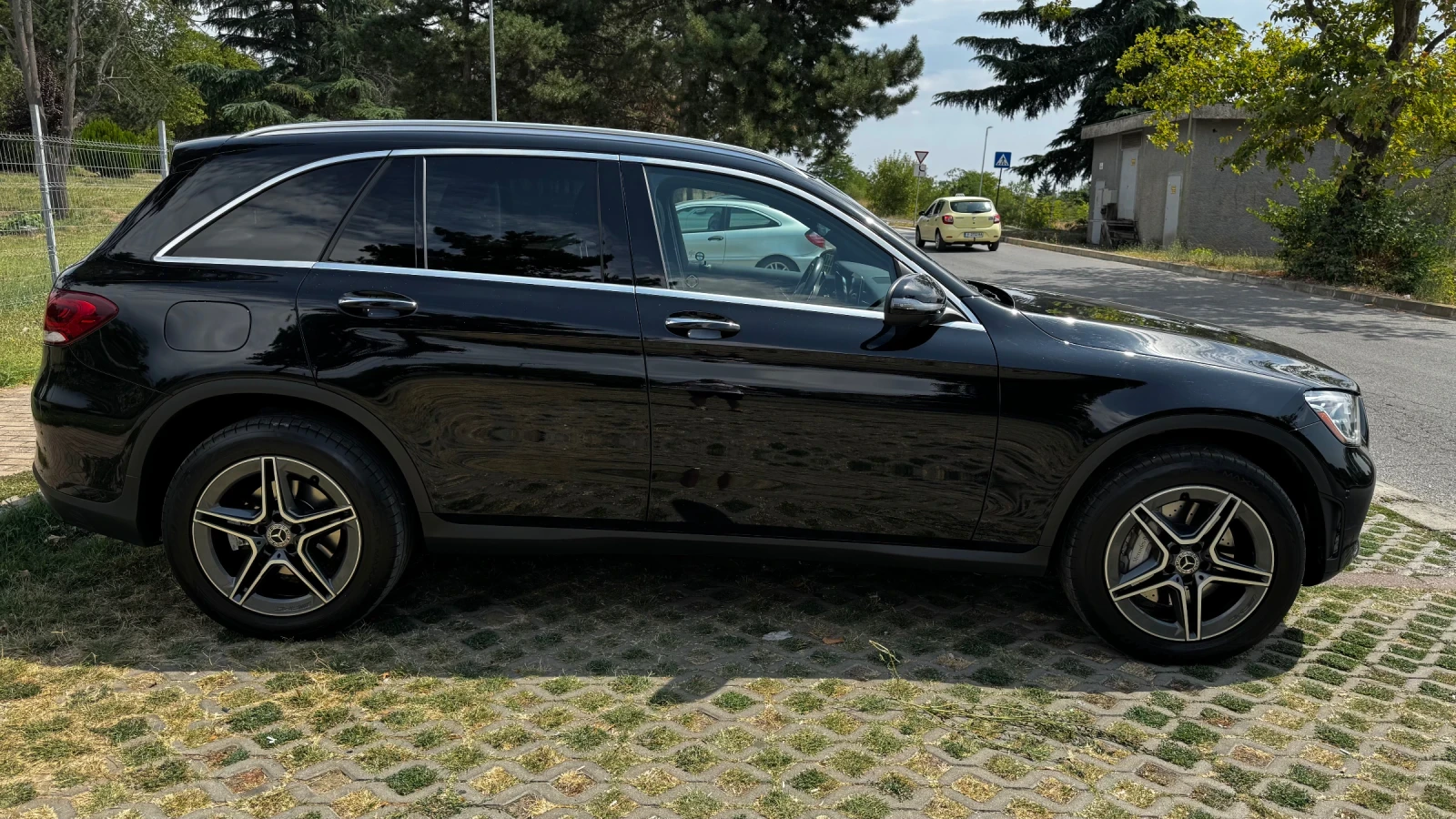 Mercedes-Benz GLC 300 AMG | Панорама | 360  | Keyless-Go | CarPlay, снимка 11 - Автомобили и джипове - 55846009