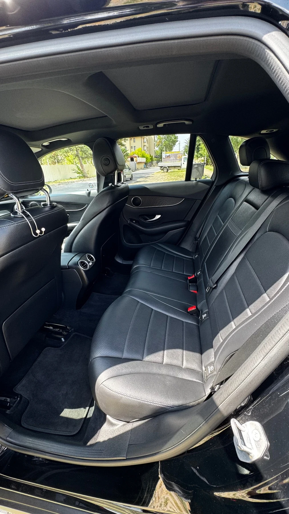 Mercedes-Benz GLC 300 AMG | Панорама | 360  | Keyless-Go | CarPlay, снимка 7 - Автомобили и джипове - 55846009