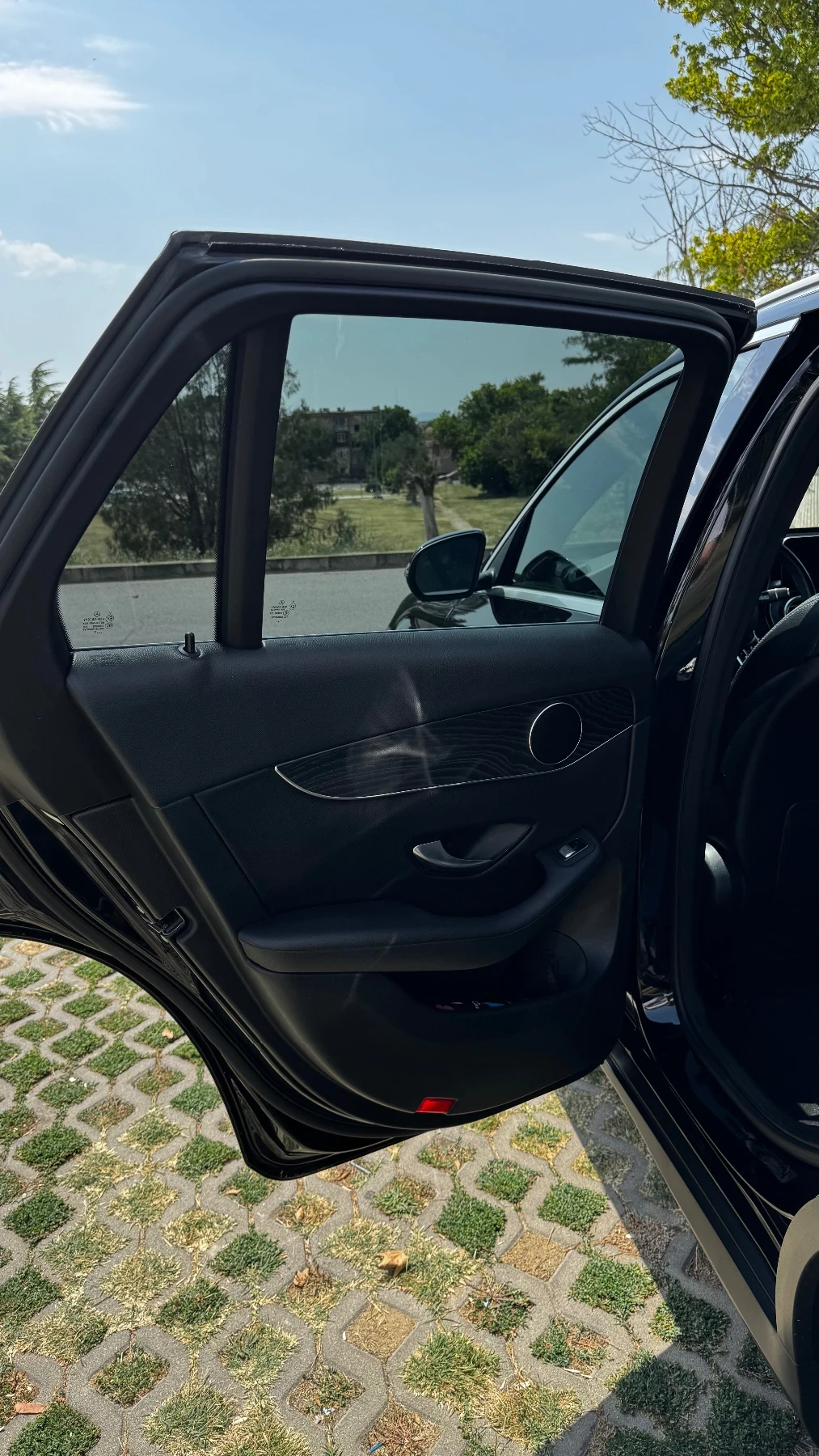 Mercedes-Benz GLC 300 AMG | Панорама | 360  | Keyless-Go | CarPlay, снимка 5 - Автомобили и джипове - 55846009