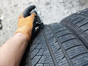Гуми Зимни 245/40R18, снимка 3