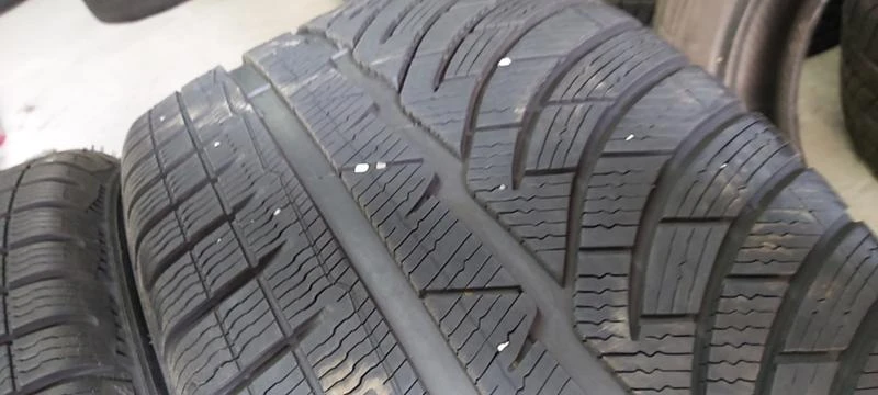 Гуми Зимни 245/40R18, снимка 4 - Гуми и джанти - 33171284