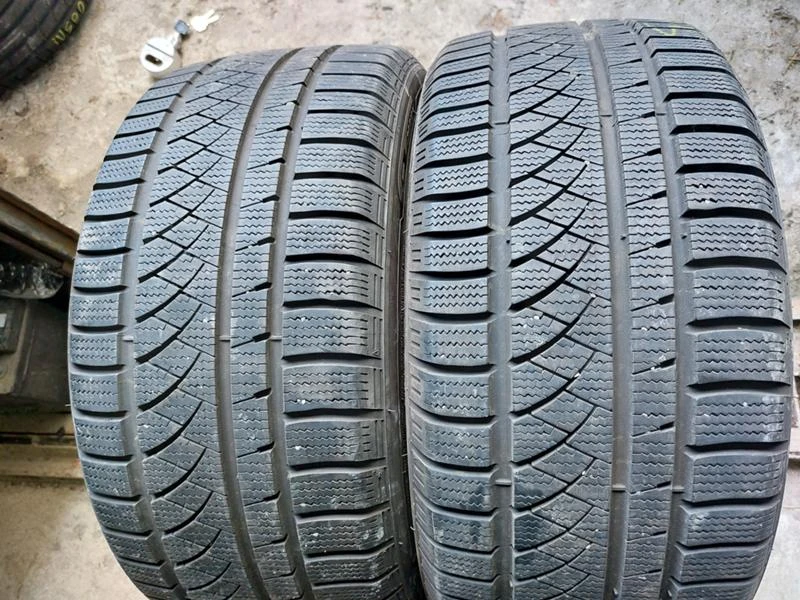 Гуми Зимни 245/40R18, снимка 1 - Гуми и джанти - 37112433