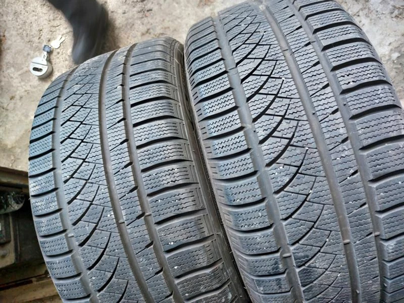 Гуми Зимни 245/40R18, снимка 2 - Гуми и джанти - 37112433