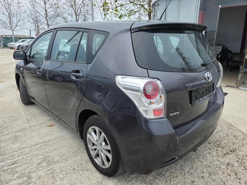 Toyota Verso 1.8 Vvti 7-местна Навигация Автопилот, снимка 2 - Автомобили и джипове - 52668327