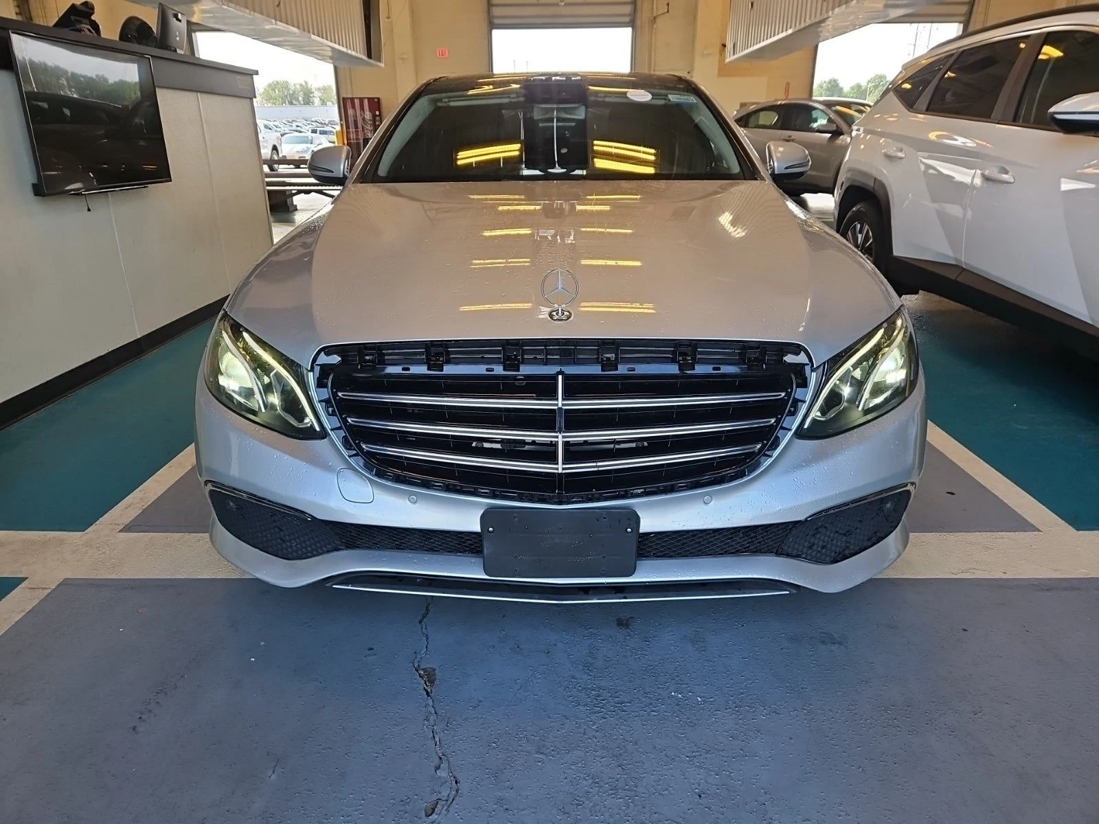 Mercedes-Benz E 400 4MATIC* KEYLESS* Blind Spot* Burmester* Hands free - изображение 2