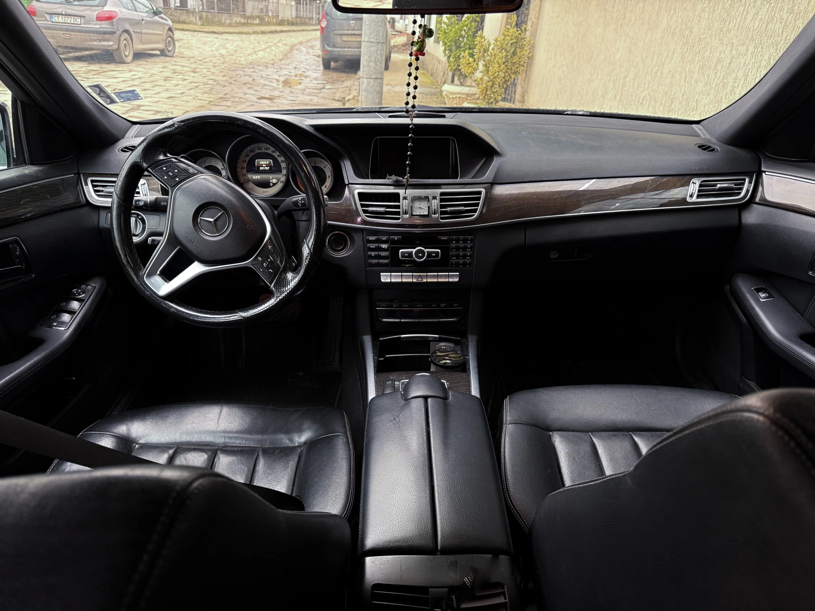 Mercedes-Benz E 220 AMG ПАКЕТ/LED/КОЖА - изображение 5