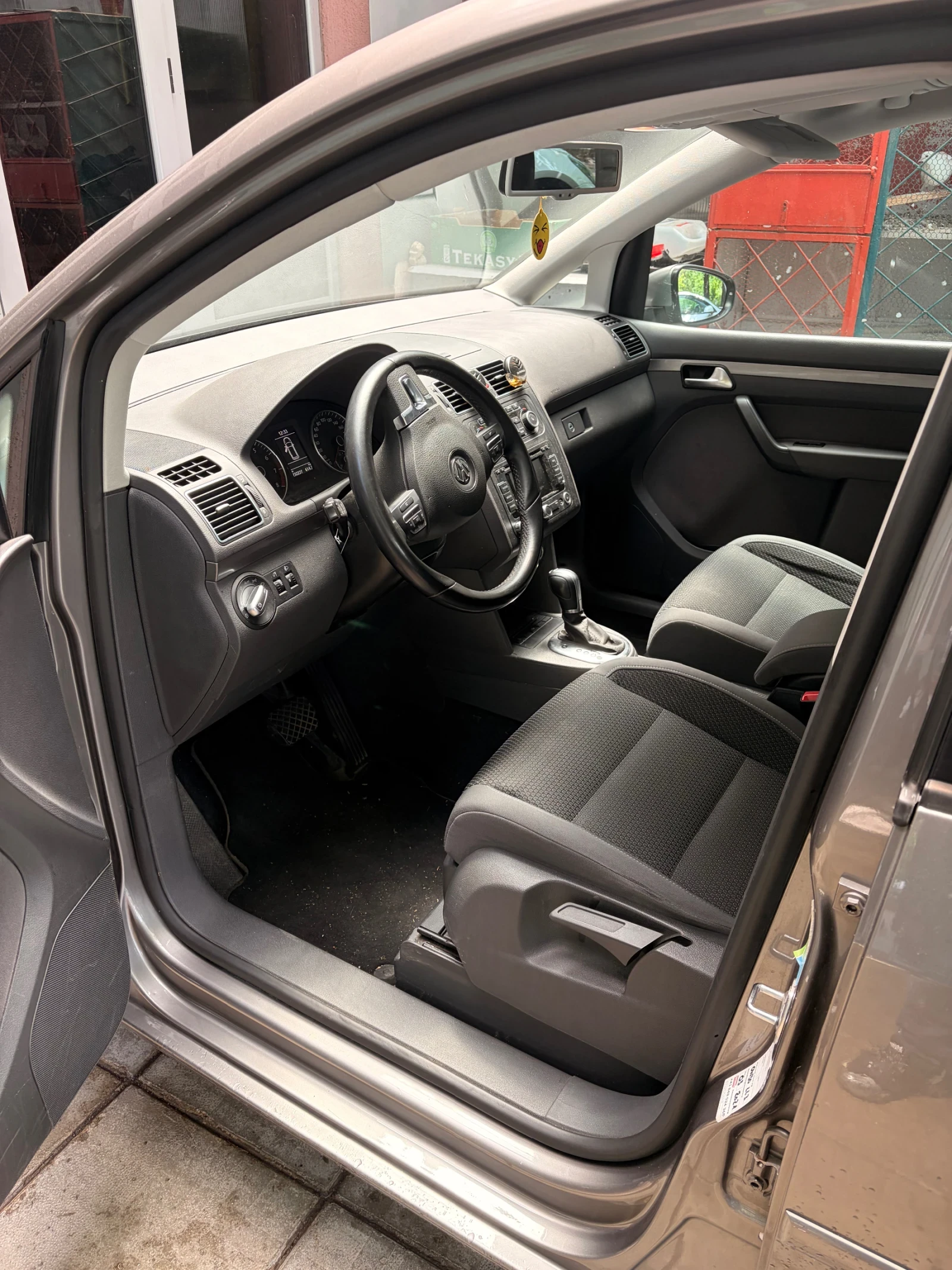 VW Touran 1.4 TSI 7-местен, снимка 8 - Автомобили и джипове - 54759459