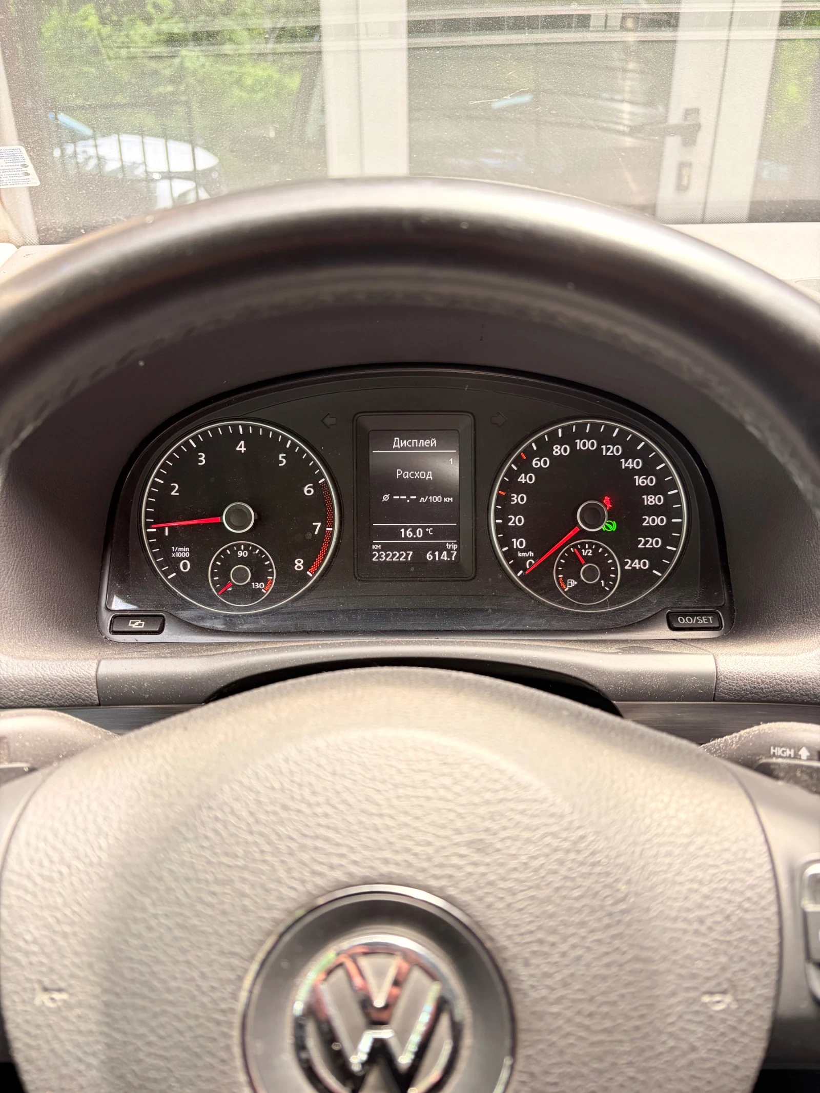 VW Touran 1.4 TSI 7-местен, снимка 14 - Автомобили и джипове - 54759459