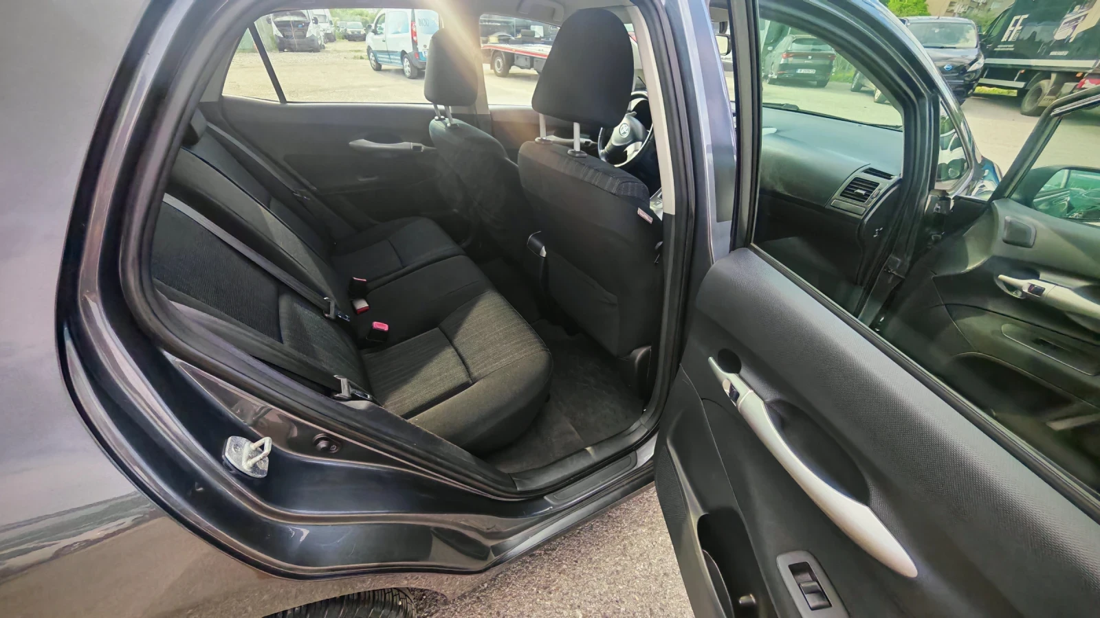 Toyota Auris 1.4 D4D АВТОМАТИК, снимка 9 - Автомобили и джипове - 55095975