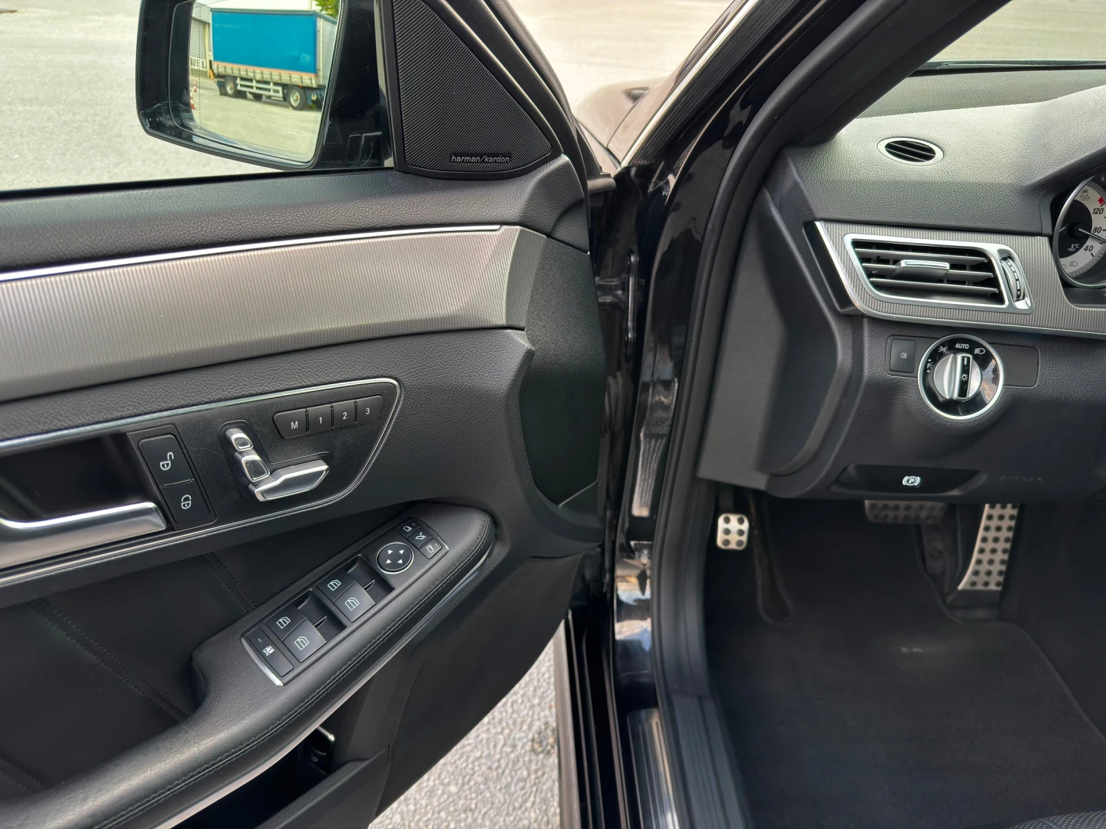 Mercedes-Benz E 350 3хTV AMG Facelift Full Обдух Харман Панорама, снимка 16 - Автомобили и джипове - 55594503