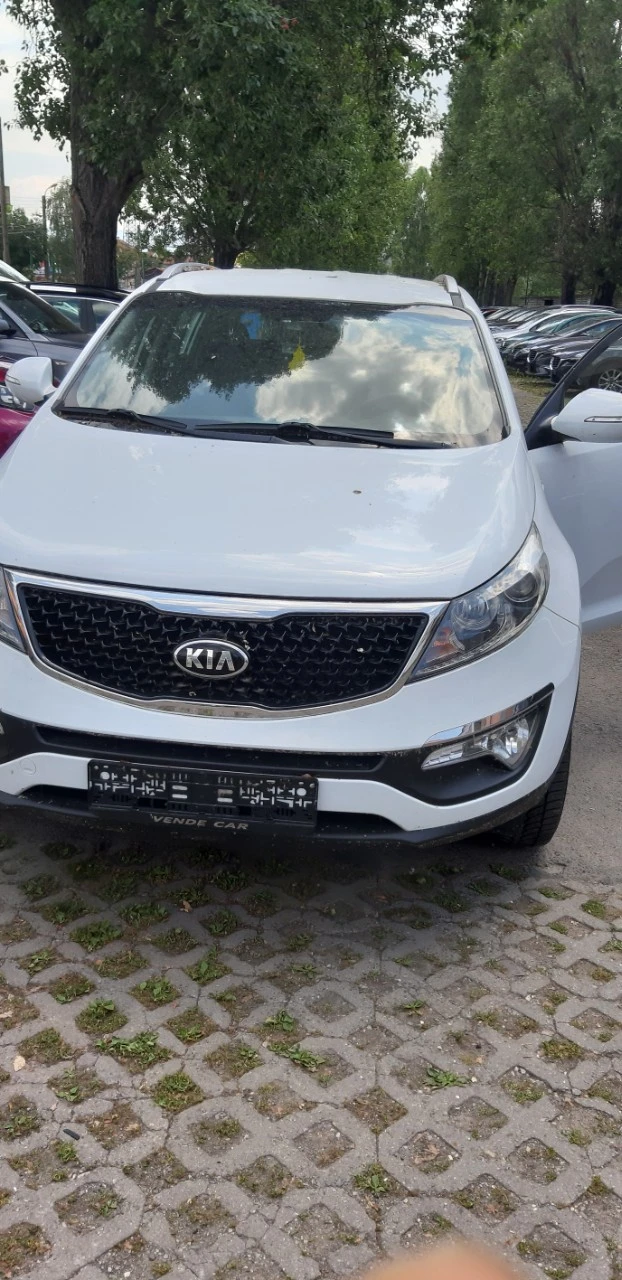 Kia Sportage 2.0 CRDI, снимка 3 - Автомобили и джипове - 48466363