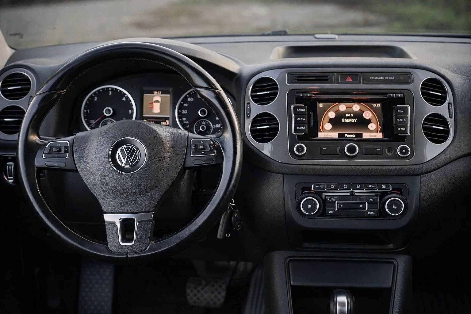 VW Tiguan 2.0TDI/DSG/4motion, снимка 10 - Автомобили и джипове - 54065371