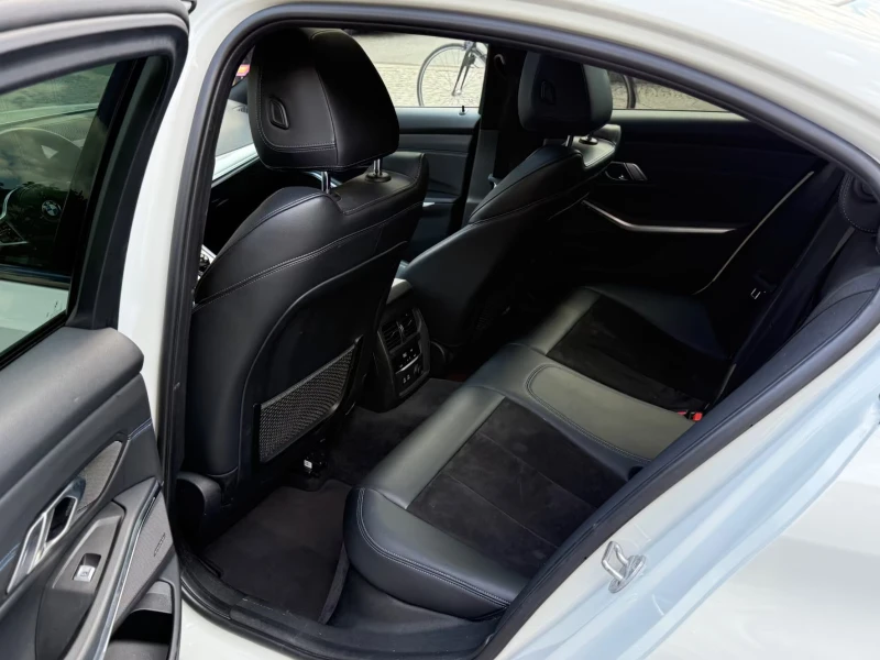 BMW 330 d/256HP/M-SPORT/LASER/HUD/CAM/KLESS/DIGI/H&K/572g, снимка 13 - Автомобили и джипове - 52367106