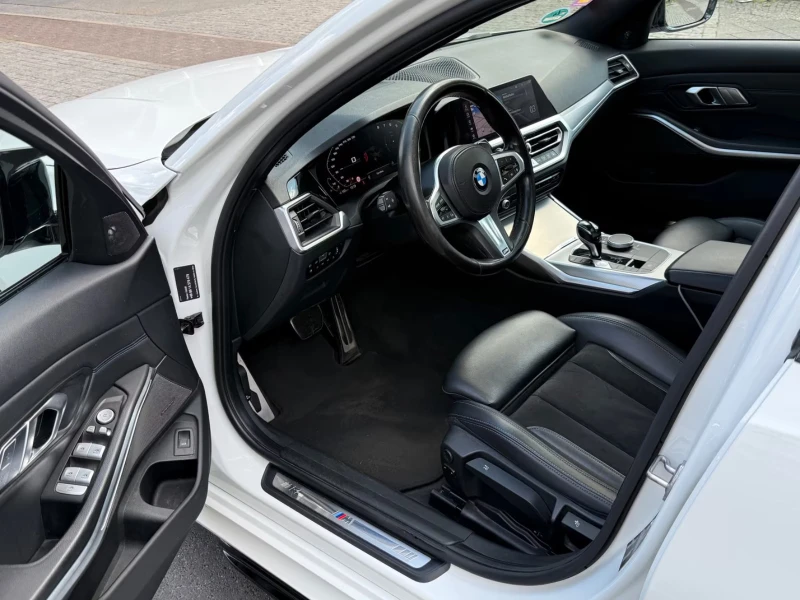 BMW 330 d/256HP/M-SPORT/LASER/HUD/CAM/KLESS/DIGI/H&K/572g, снимка 9 - Автомобили и джипове - 52367106