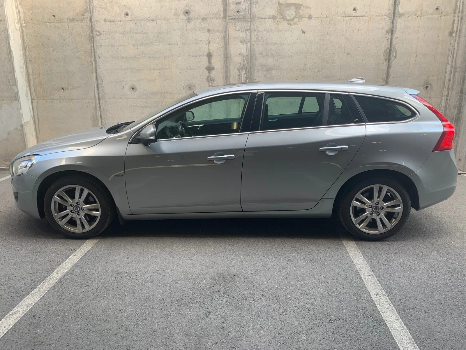 Volvo V60 2.4* D5* AWD* SUMMUM* ПЪЛНА СЕР.ИСТОРИЯ VOLVO - изображение 4