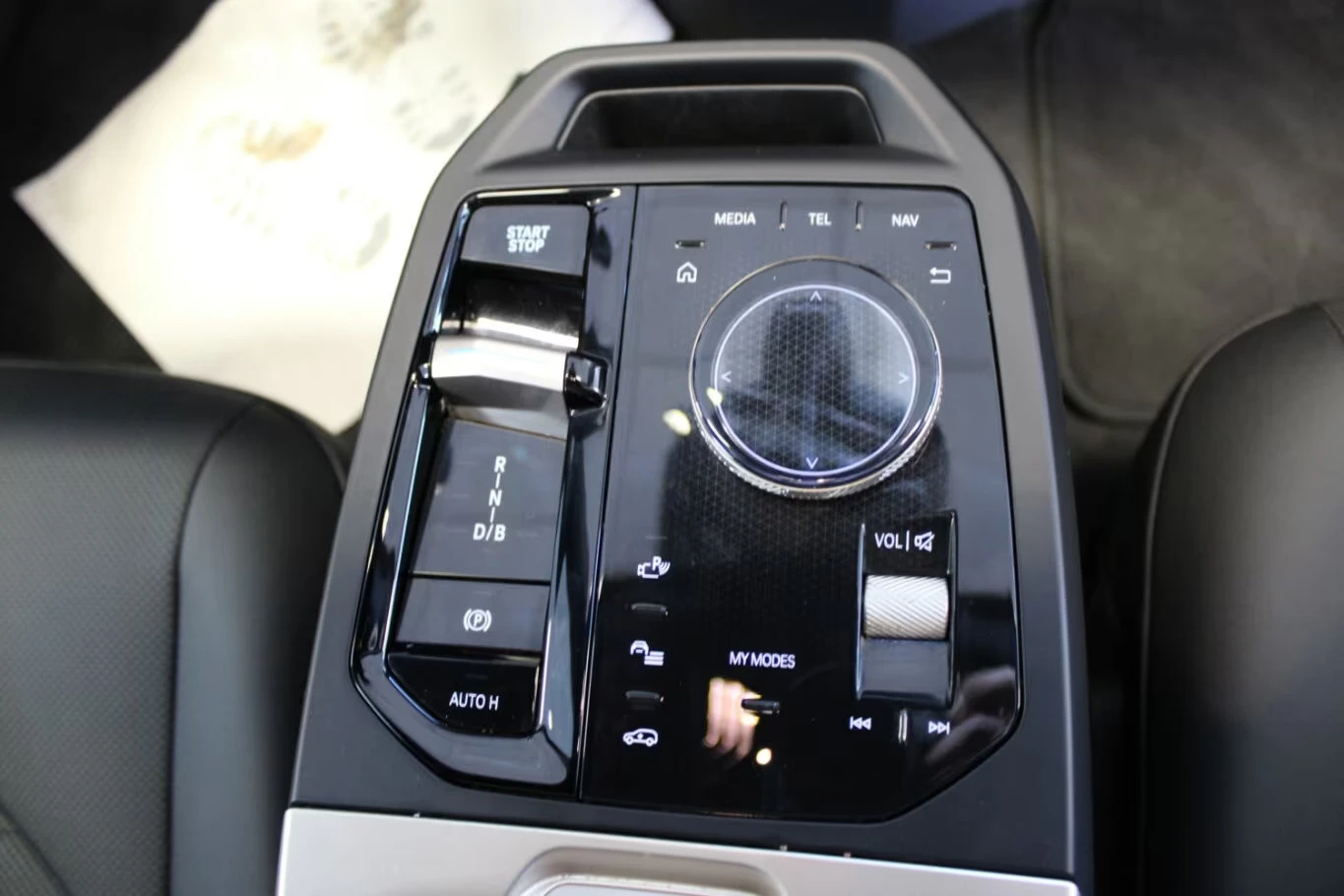 BMW iX xDRIVE-50/523HP/PANO/360/ACC/LED/KLESS/280z, снимка 14 - Автомобили и джипове - 54120644