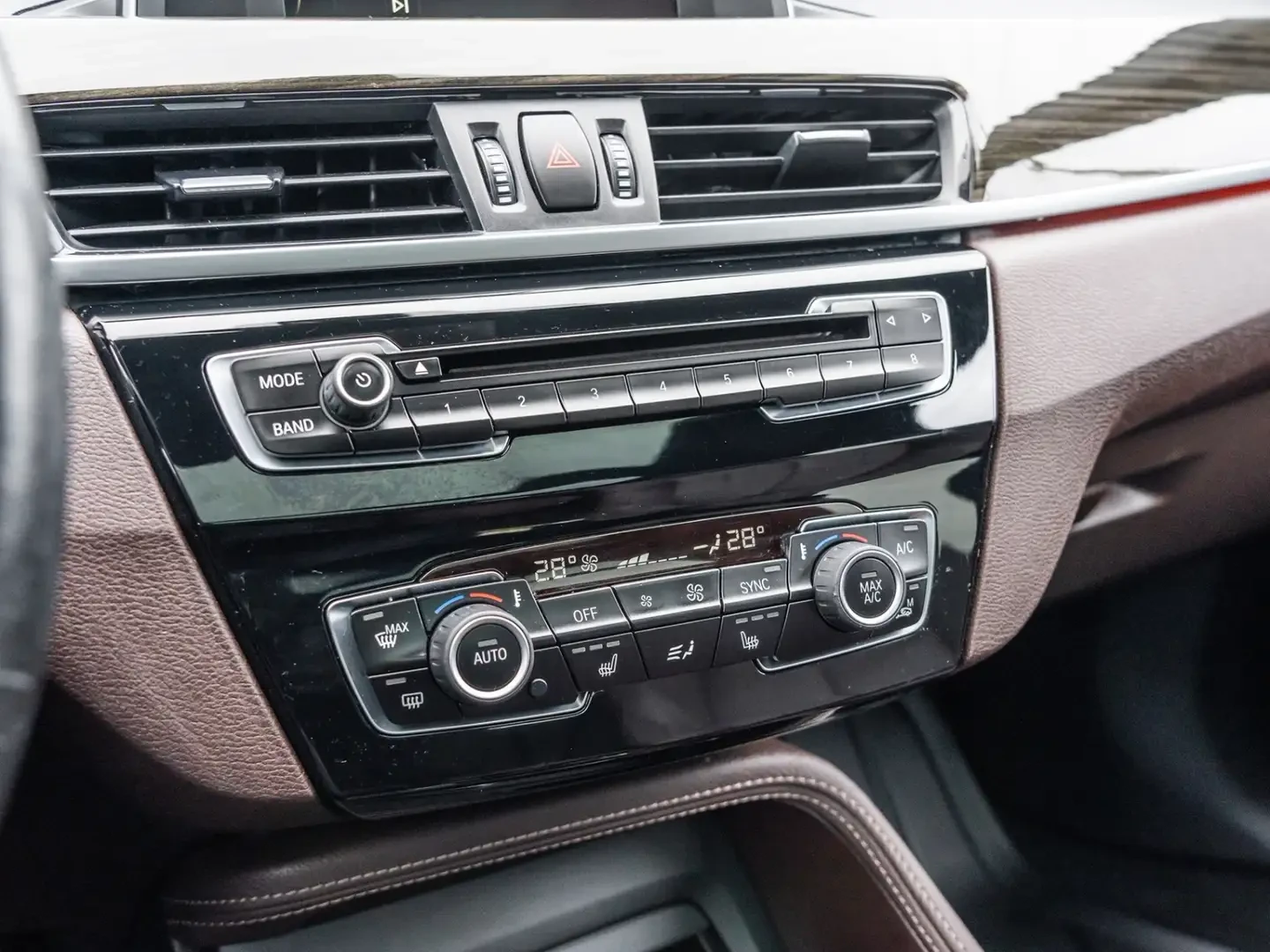 BMW X1 xDrive28i| Panorama| Задна камера| Навигация| Паме, снимка 15 - Автомобили и джипове - 54456437