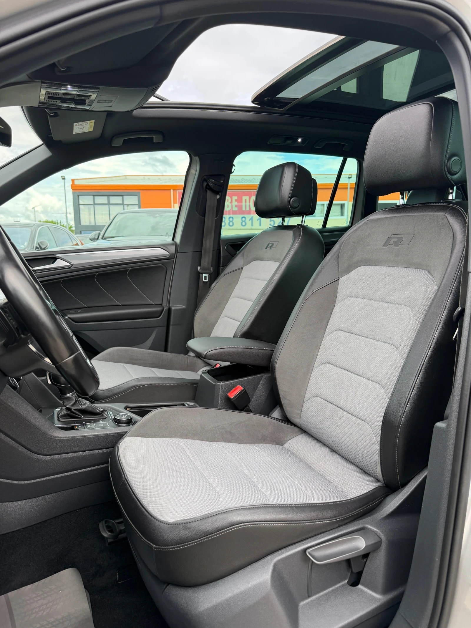 VW Tiguan * 4-MOTION* PANO* R-LINE* , снимка 9 - Автомобили и джипове - 54650640