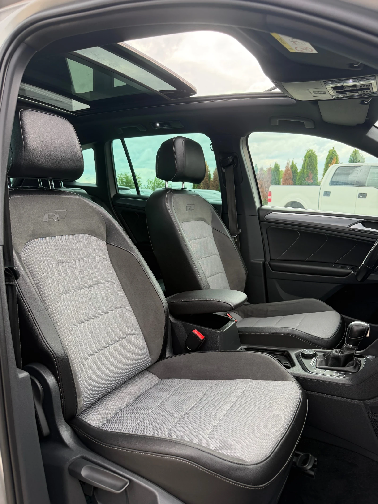 VW Tiguan * 4-MOTION* PANO* R-LINE* , снимка 17 - Автомобили и джипове - 54650640