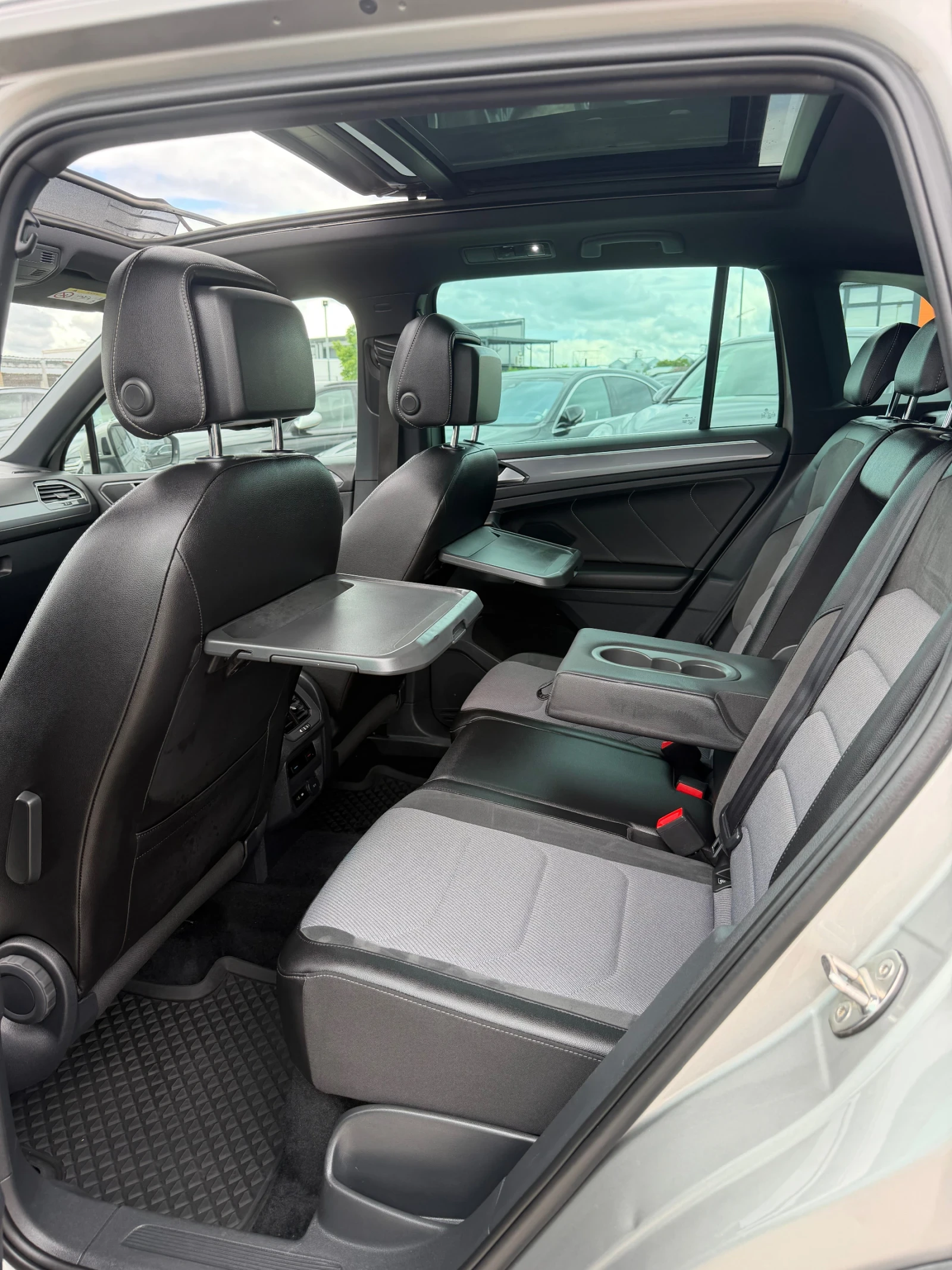VW Tiguan * 4-MOTION* PANO* R-LINE* , снимка 10 - Автомобили и джипове - 54650640
