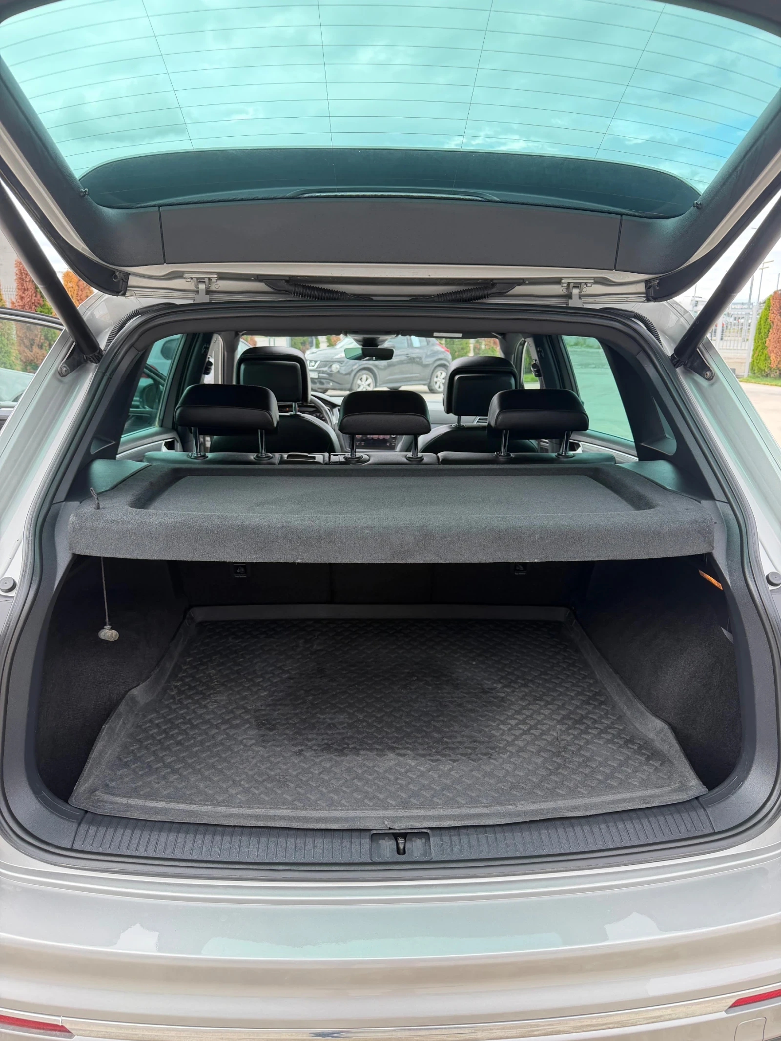 VW Tiguan * 4-MOTION* PANO* R-LINE* , снимка 12 - Автомобили и джипове - 54650640