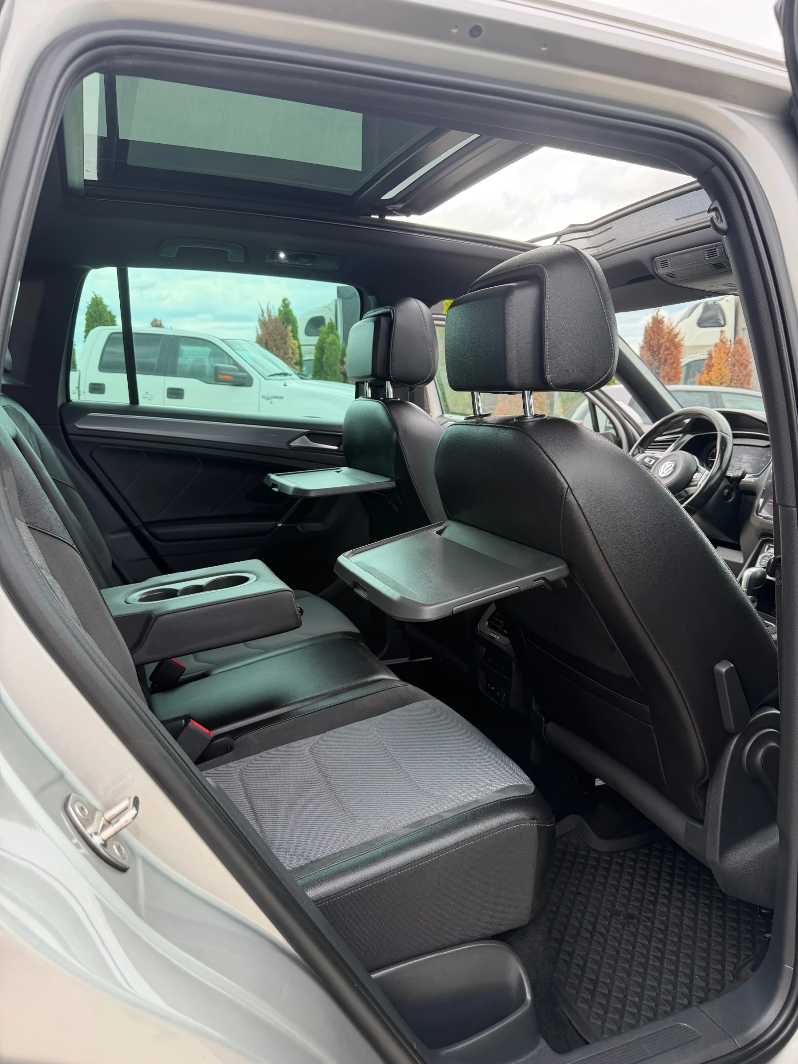 VW Tiguan * 4-MOTION* PANO* R-LINE* , снимка 11 - Автомобили и джипове - 54650640