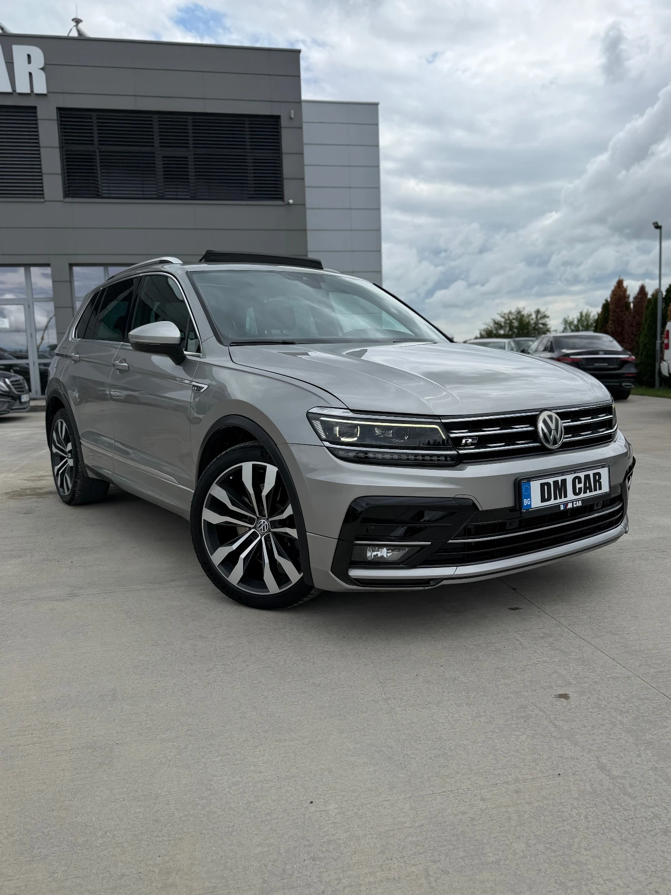 VW Tiguan * 4-MOTION* PANO* R-LINE* , снимка 2 - Автомобили и джипове - 54650640