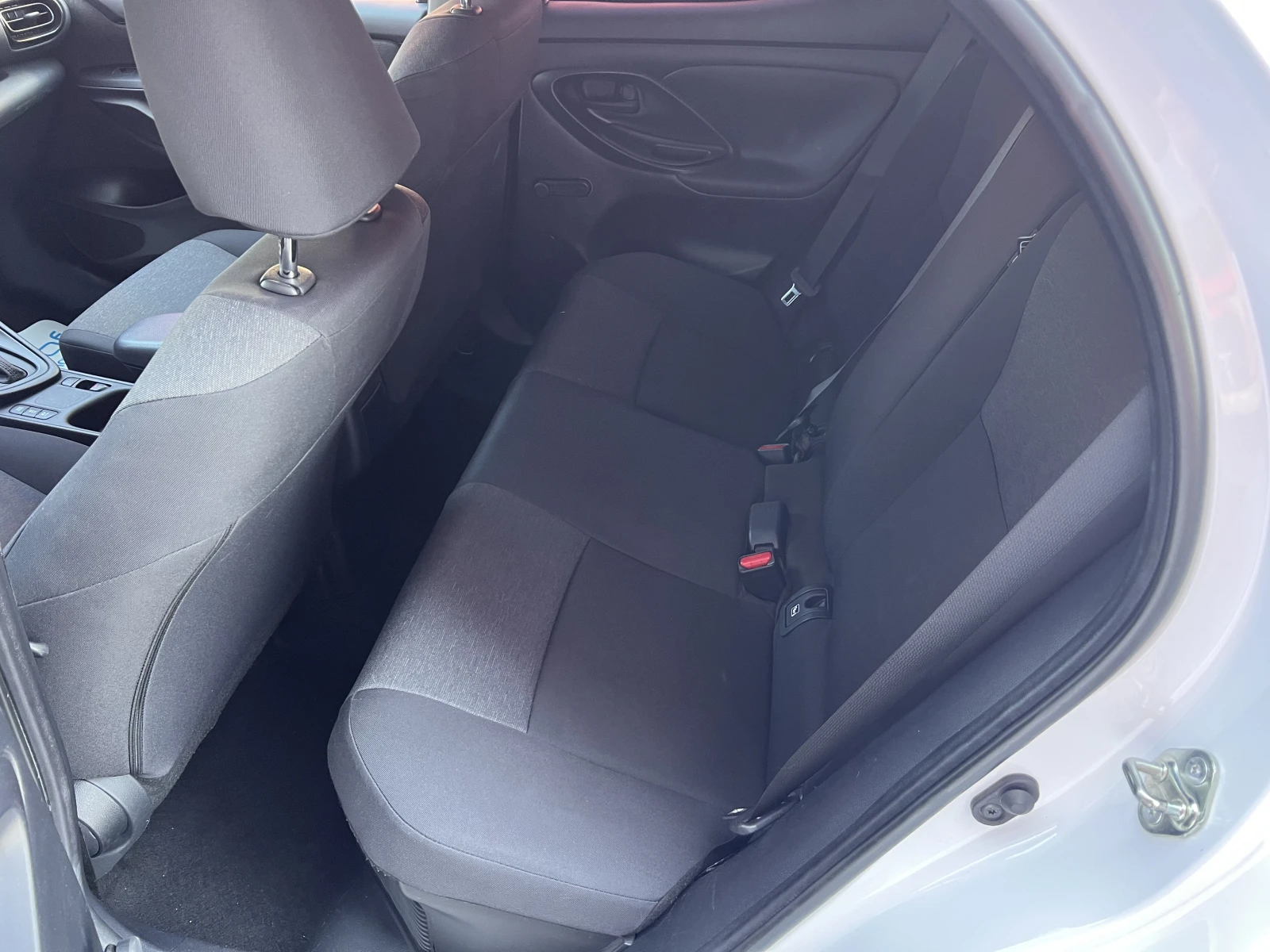 Toyota Yaris TERRA/HYBRID/1.5vvt-i/115K.C./Е-CVT AT/ - изображение 10