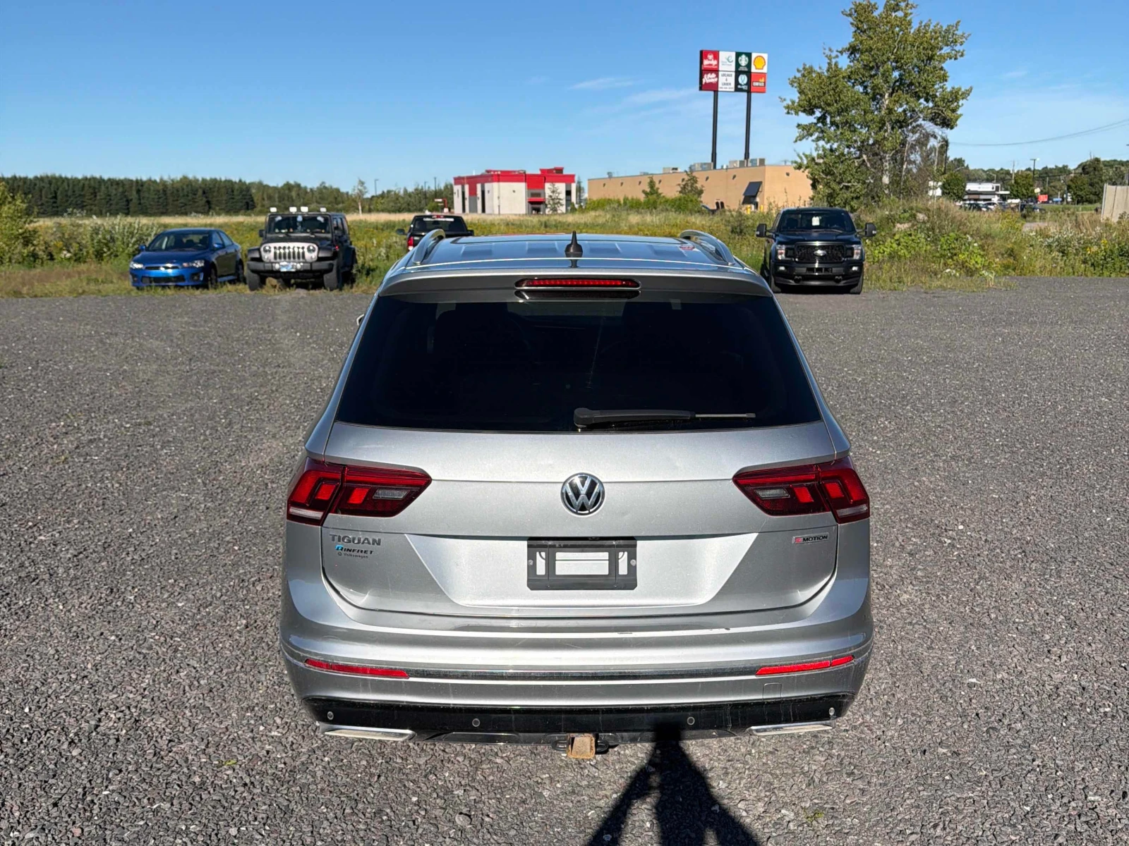 VW Tiguan * Highline R-LINE* CARFAX * , снимка 4 - Автомобили и джипове - 55899921