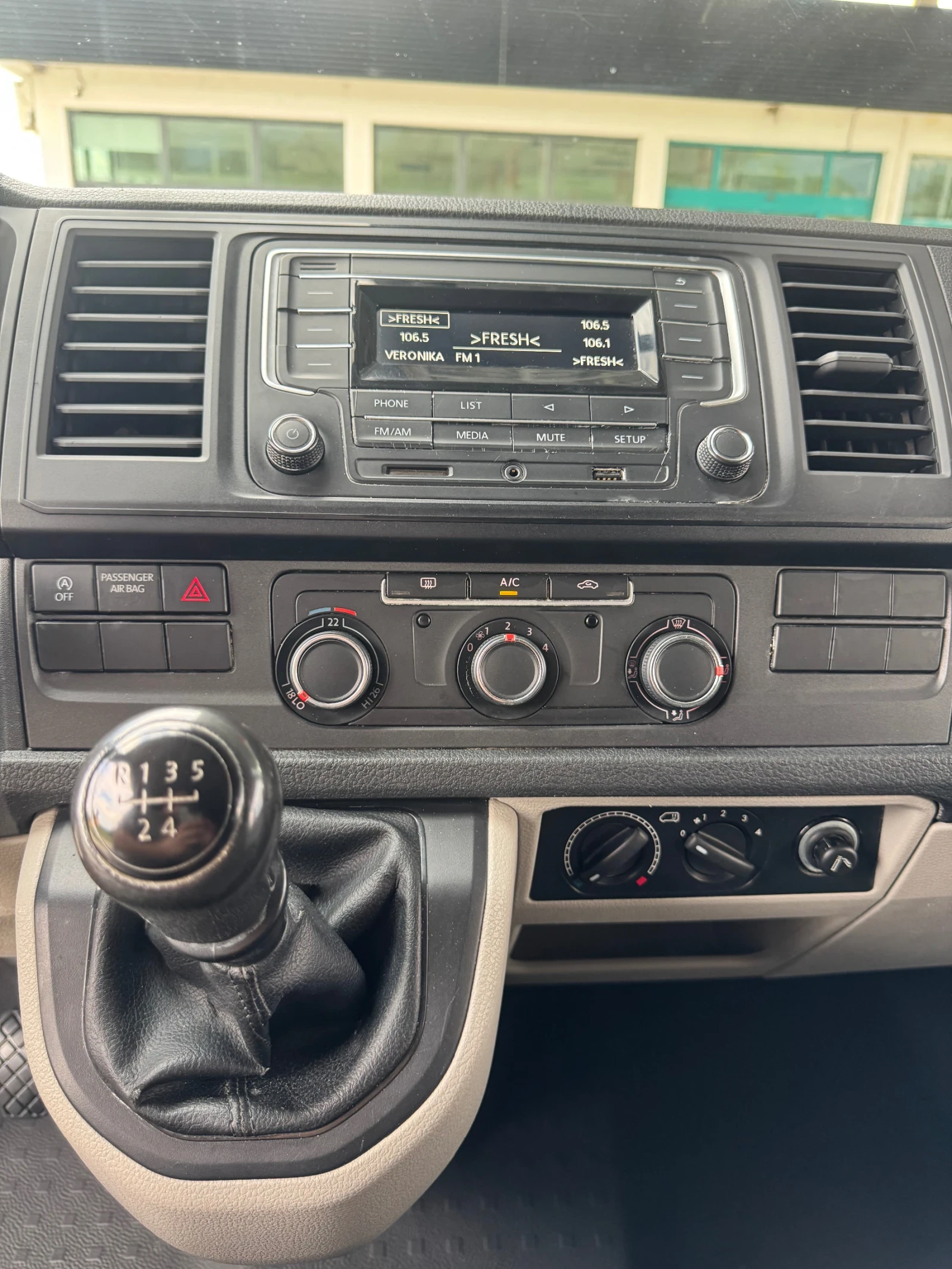 VW Multivan T6 2.0 TDI ! CARAVELLE ! 8+ 1, 2х Клима, Нови гуми, снимка 15 - Бусове и автобуси - 55287187