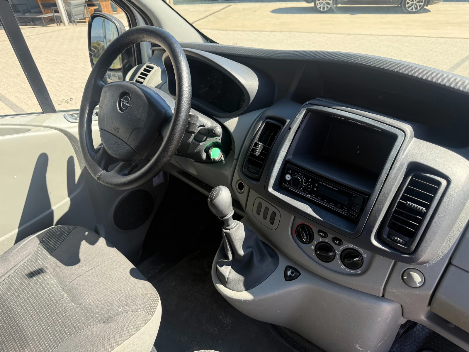 Opel Vivaro 2.0CDTI Клима L1H1 , снимка 10 - Бусове и автобуси - 56138614