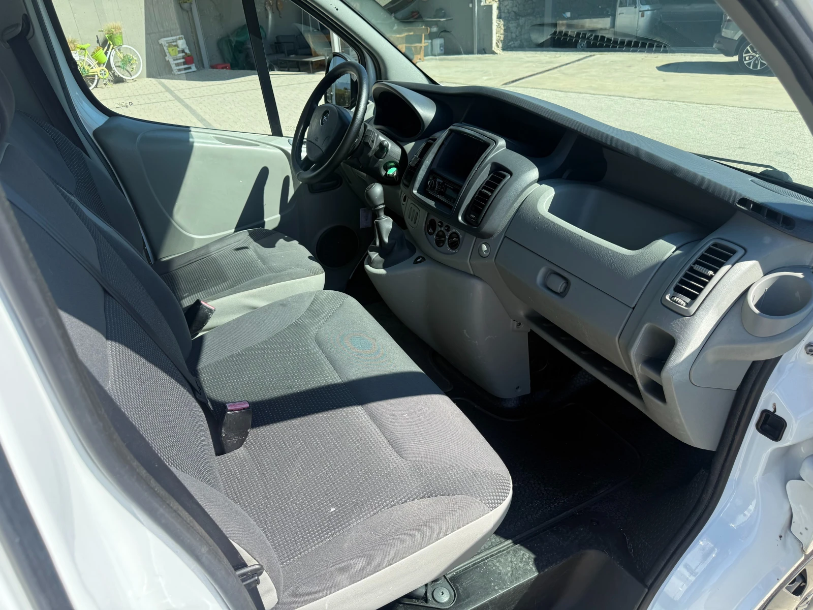 Opel Vivaro 2.0CDTI Клима L1H1 , снимка 9 - Бусове и автобуси - 56138614