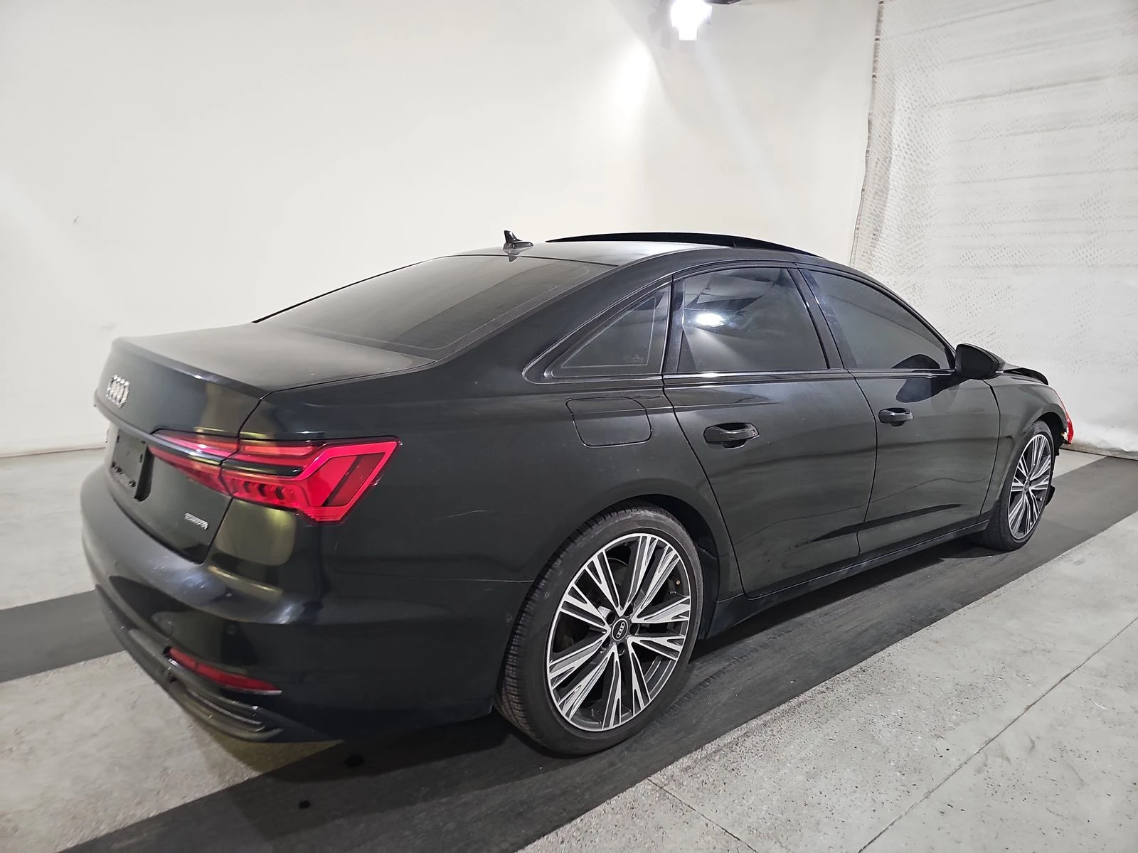 Audi A6 Premium Plus Sedan w/Sport Pkg - изображение 4