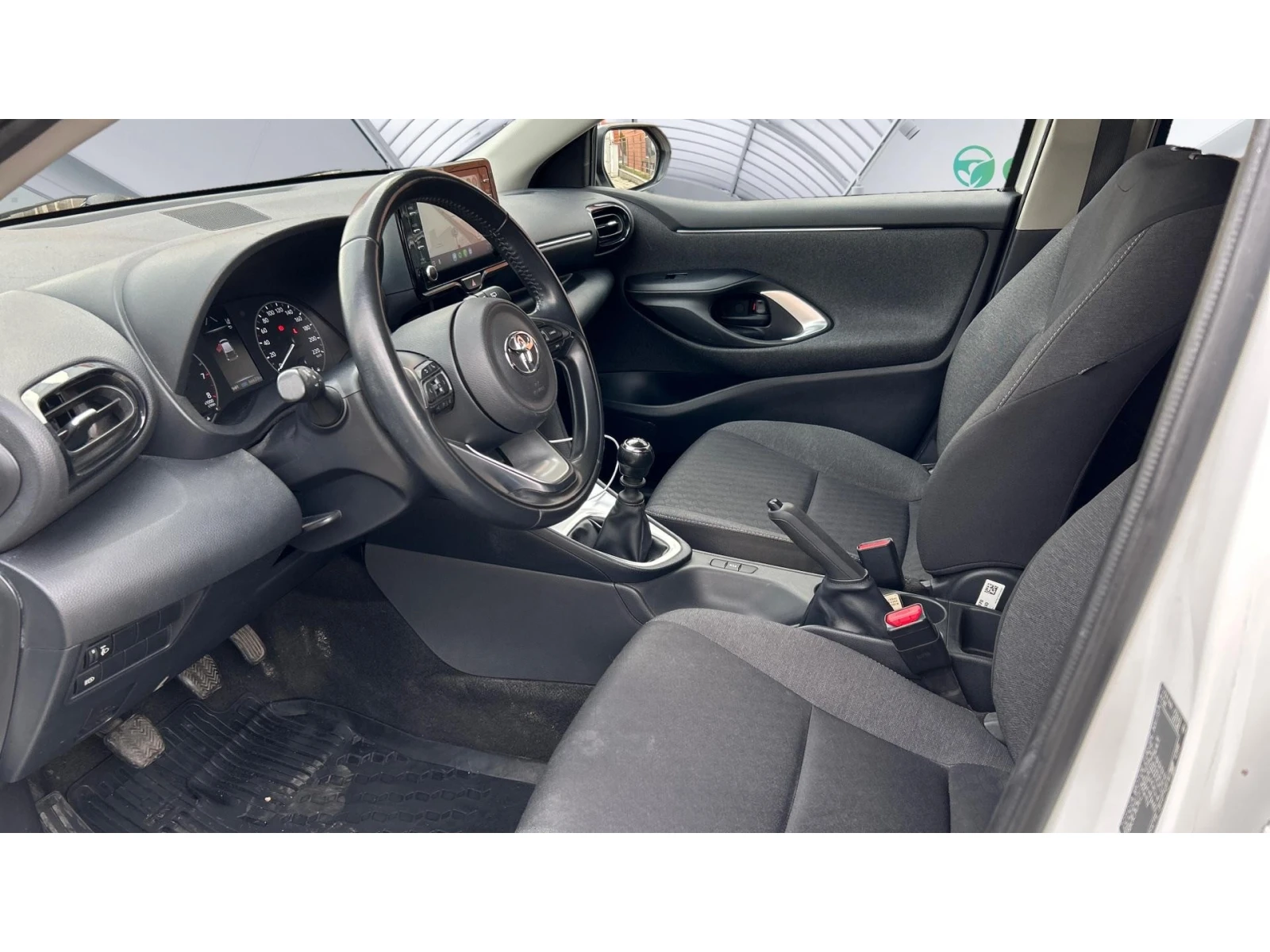 Toyota Yaris 1.5i M/T, Месечна вноска от 344 лв. - изображение 9