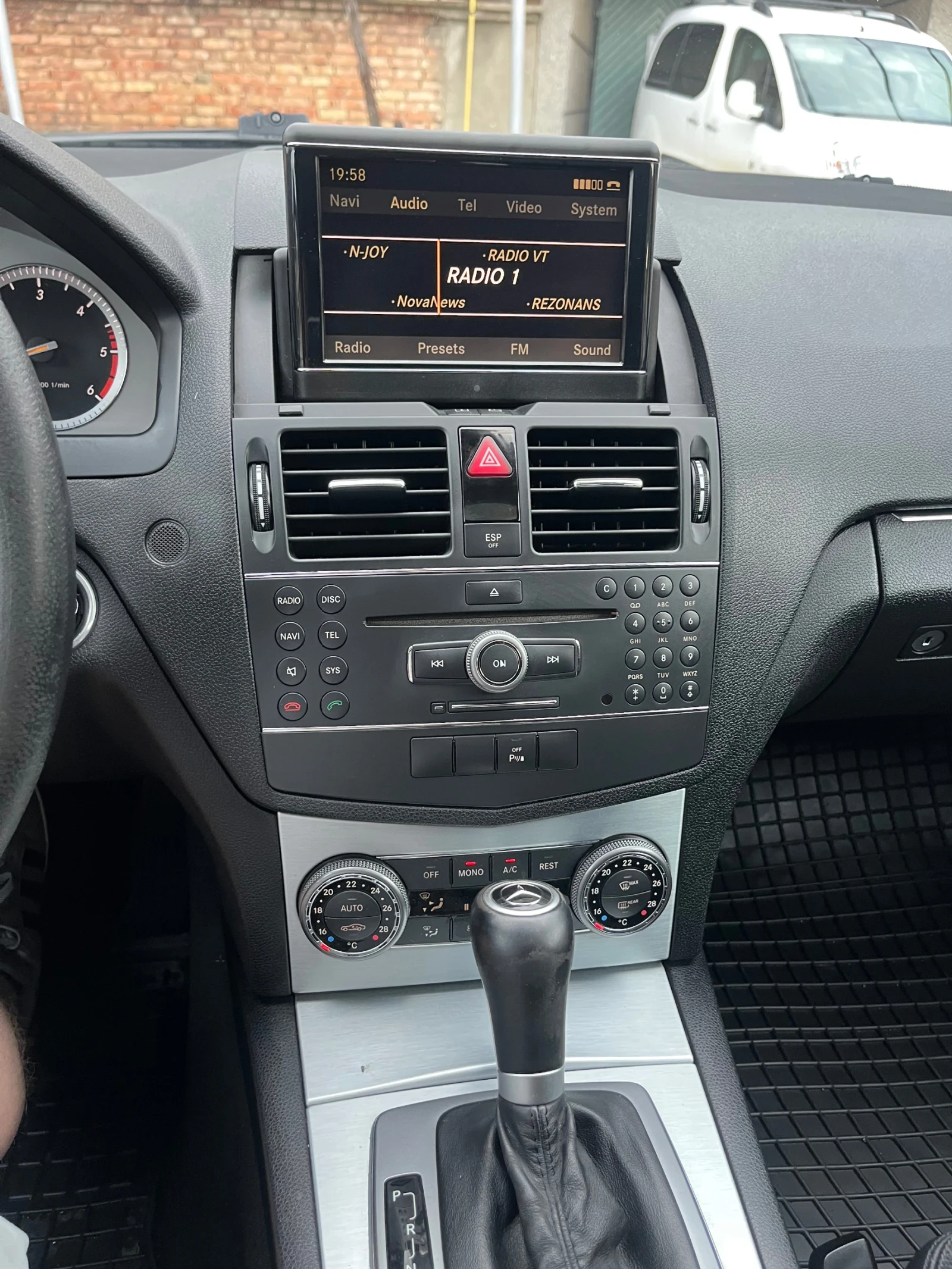 Mercedes-Benz C 320 Avantgarde , снимка 12 - Автомобили и джипове - 54611345