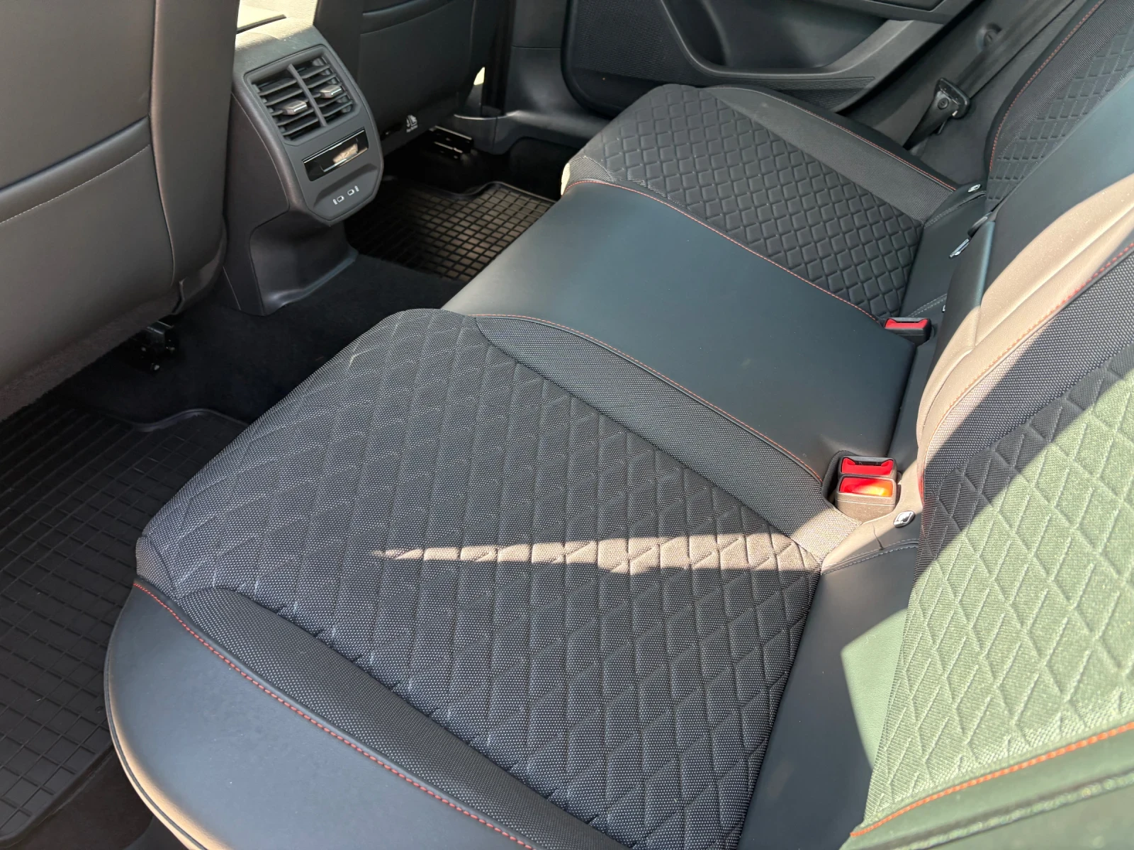 Seat Leon 2.0tdi-DSG-Digital cockpit , снимка 8 - Автомобили и джипове - 56266126