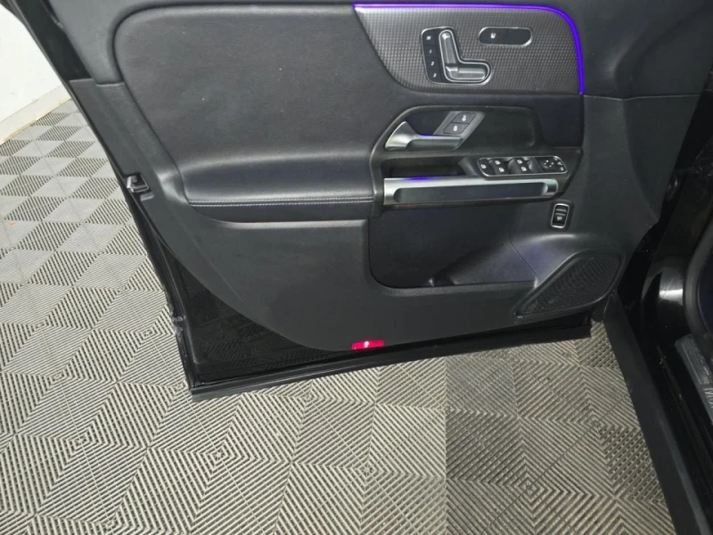 Mercedes-Benz GLB  Ambient light* Камера* Пано* Подгрев, снимка 6 - Автомобили и джипове - 52317585