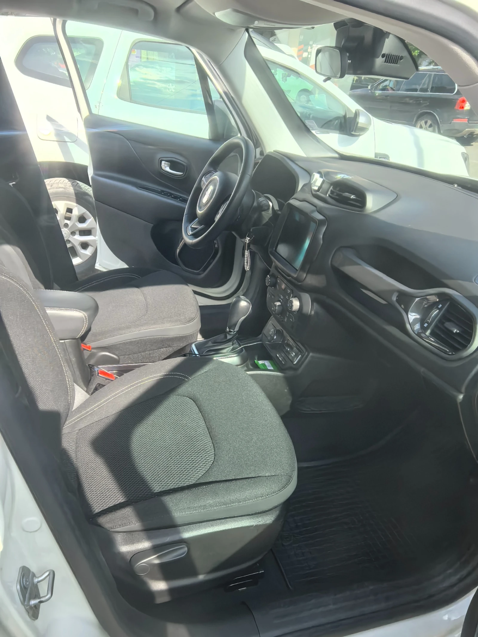 Jeep Renegade, снимка 15 - Автомобили и джипове - 54836339