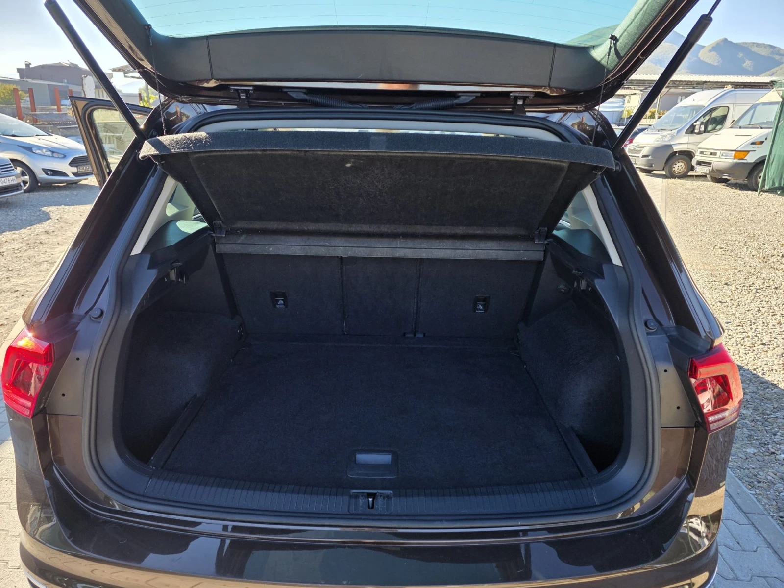 VW Tiguan 2.0TDi 4x4 OFFROAD Лизинг, снимка 17 - Автомобили и джипове - 56369354