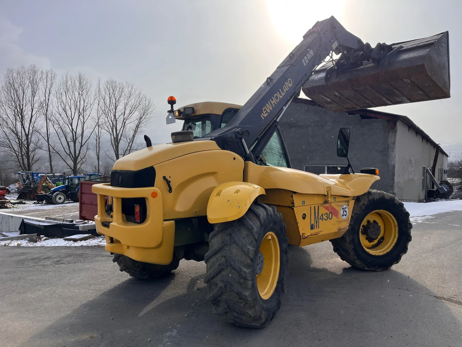 Телескопичен товарач New Holland LM430 - изображение 3