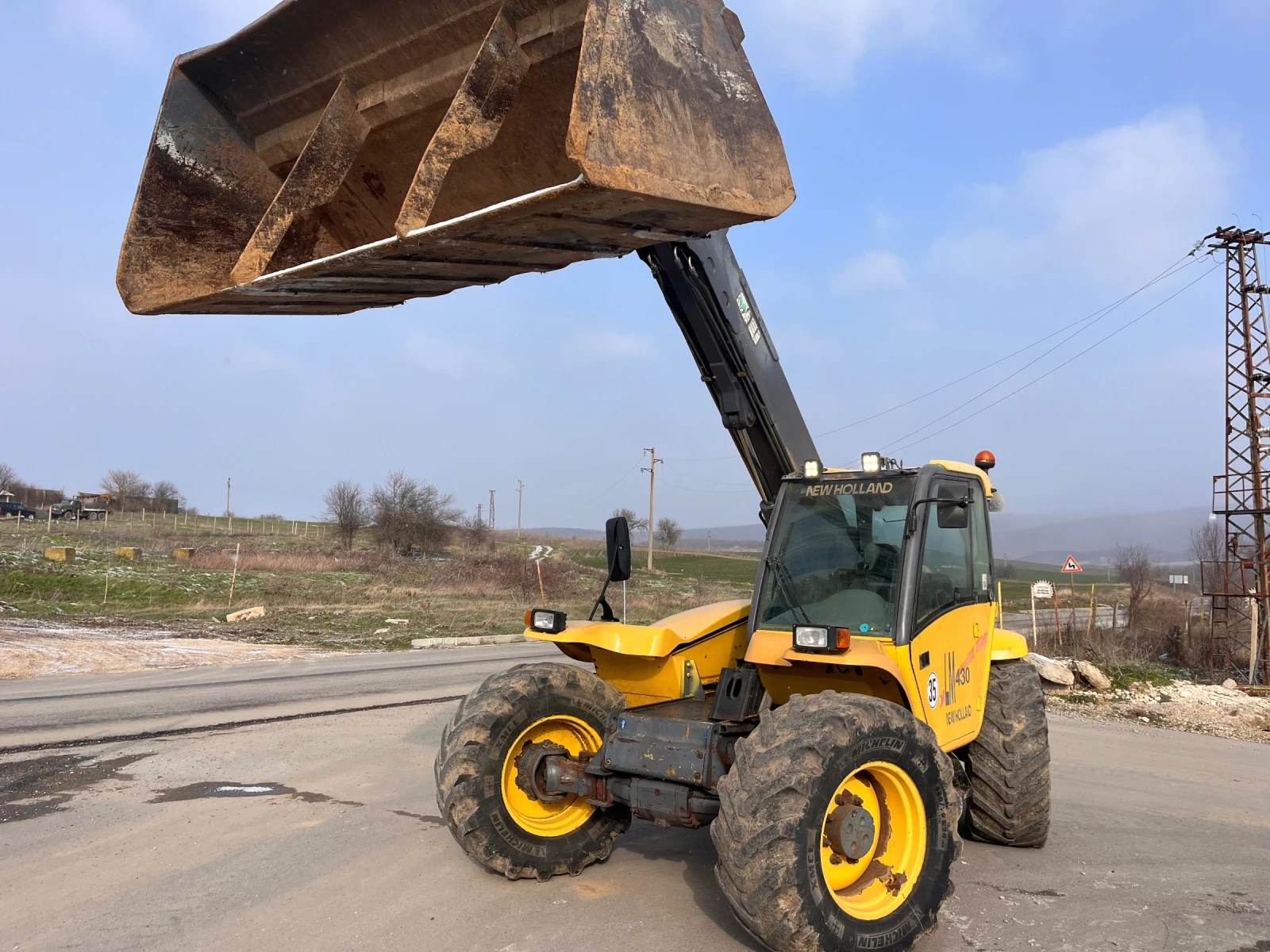 Телескопичен товарач New Holland LM430 - изображение 2